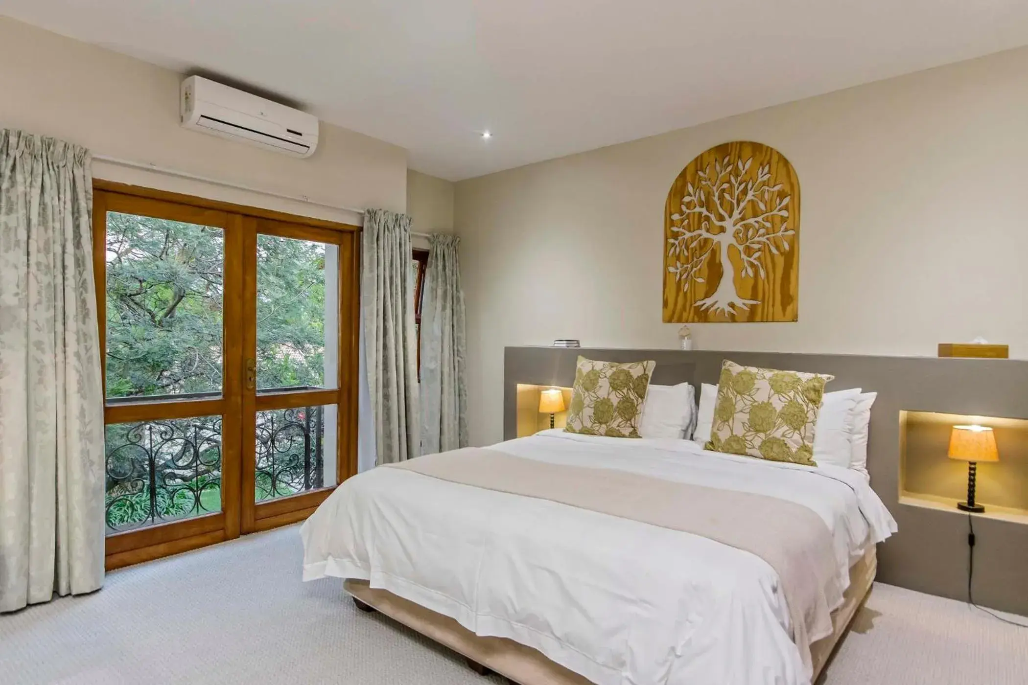 Deluxe Suite - single occupancy in Dunton Guest House Deluxe Suite - single occupancy in Dunton Guest House