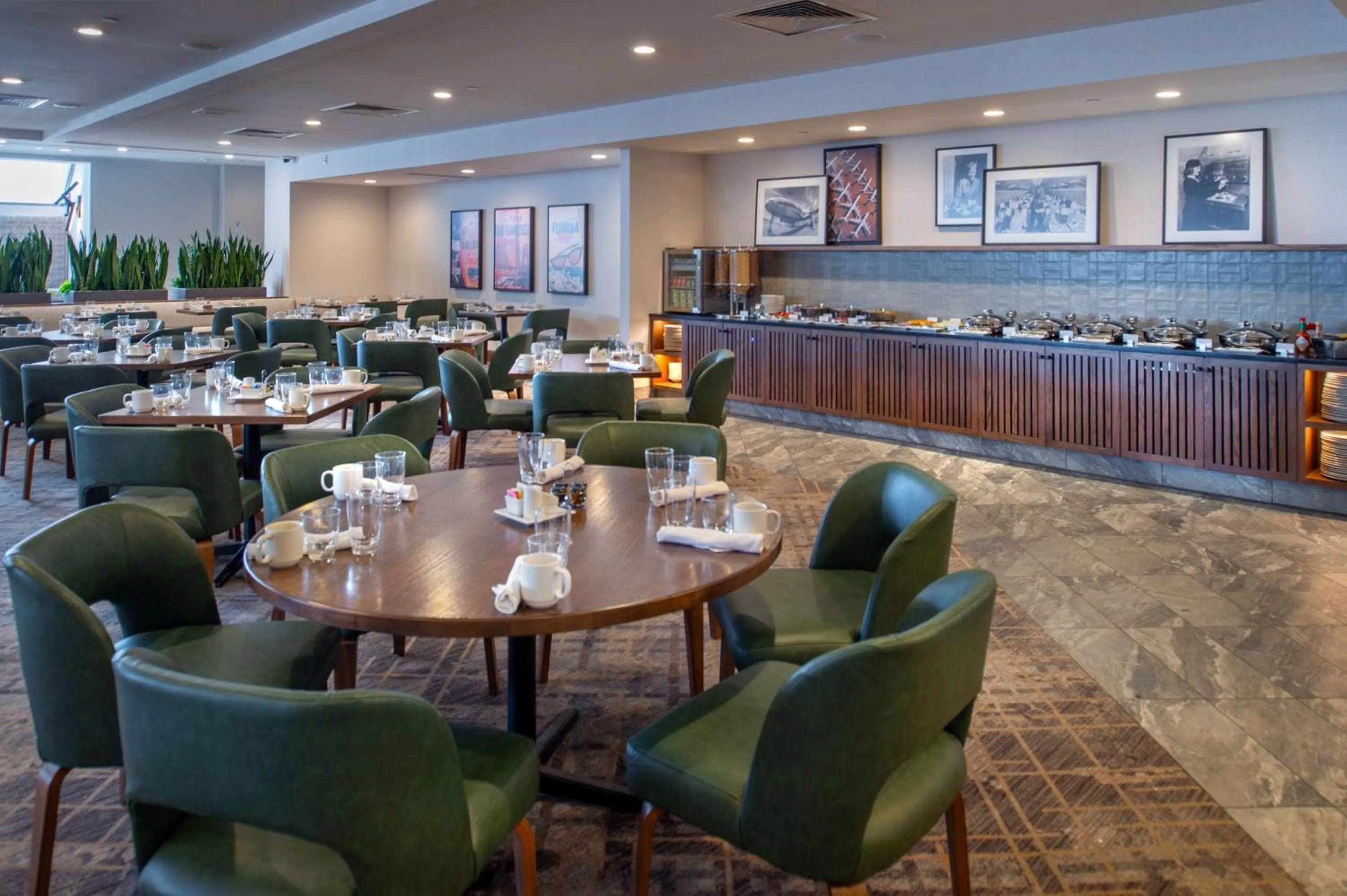 Restaurant/places to eat in Hilton St. Louis Airport