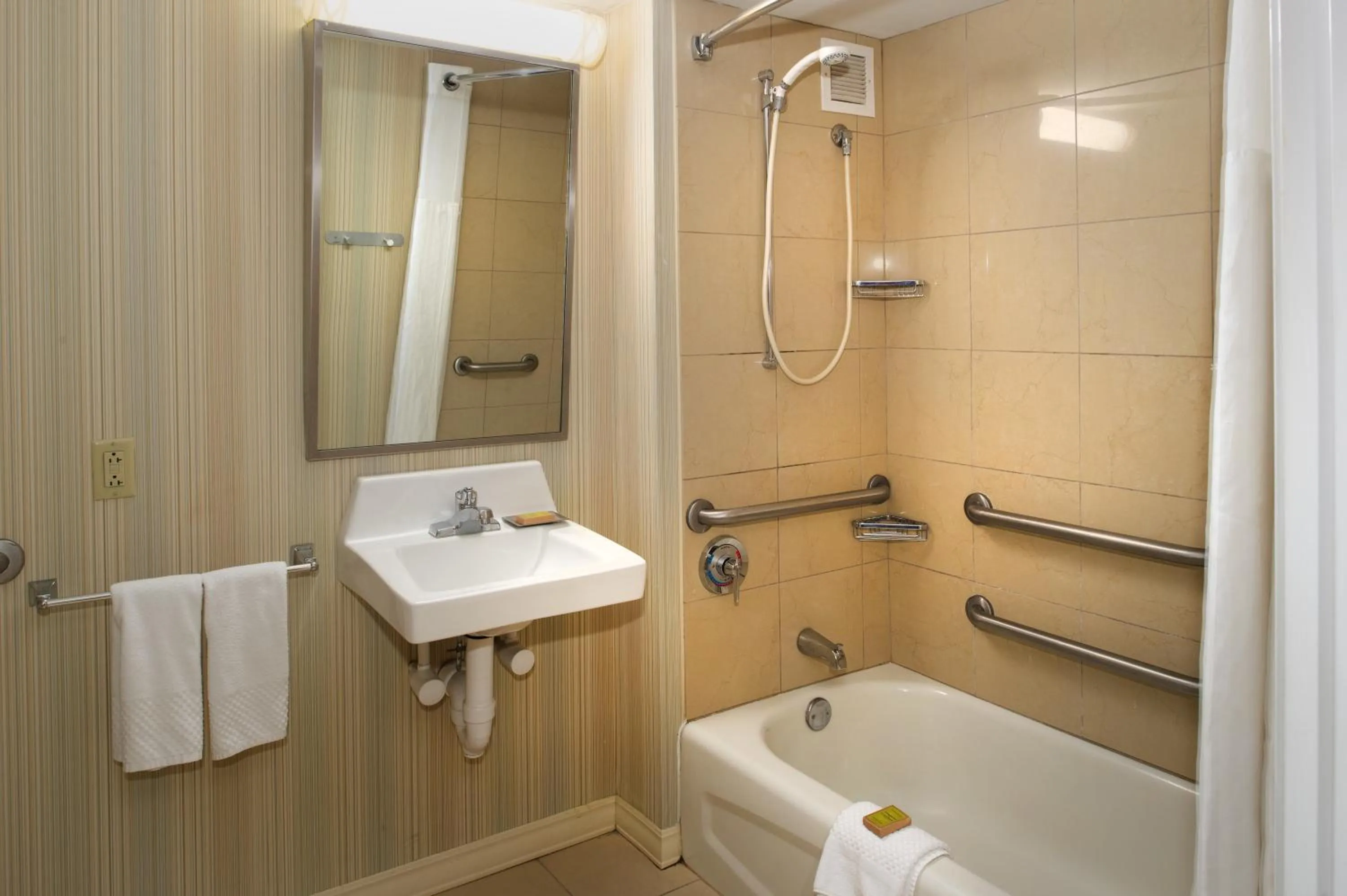 Bathroom in Hilton St. Louis Airport