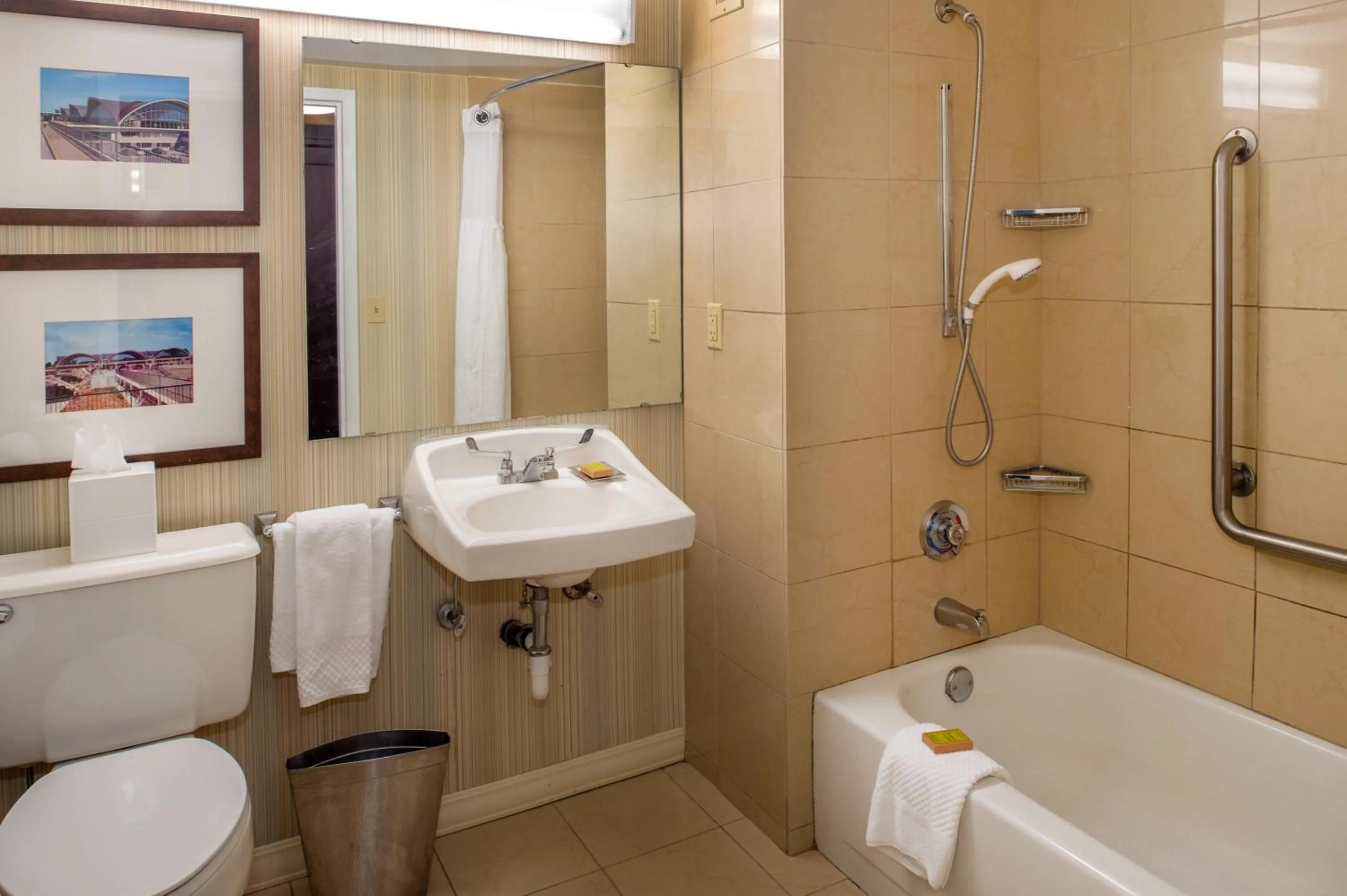 Shower in Hilton St. Louis Airport