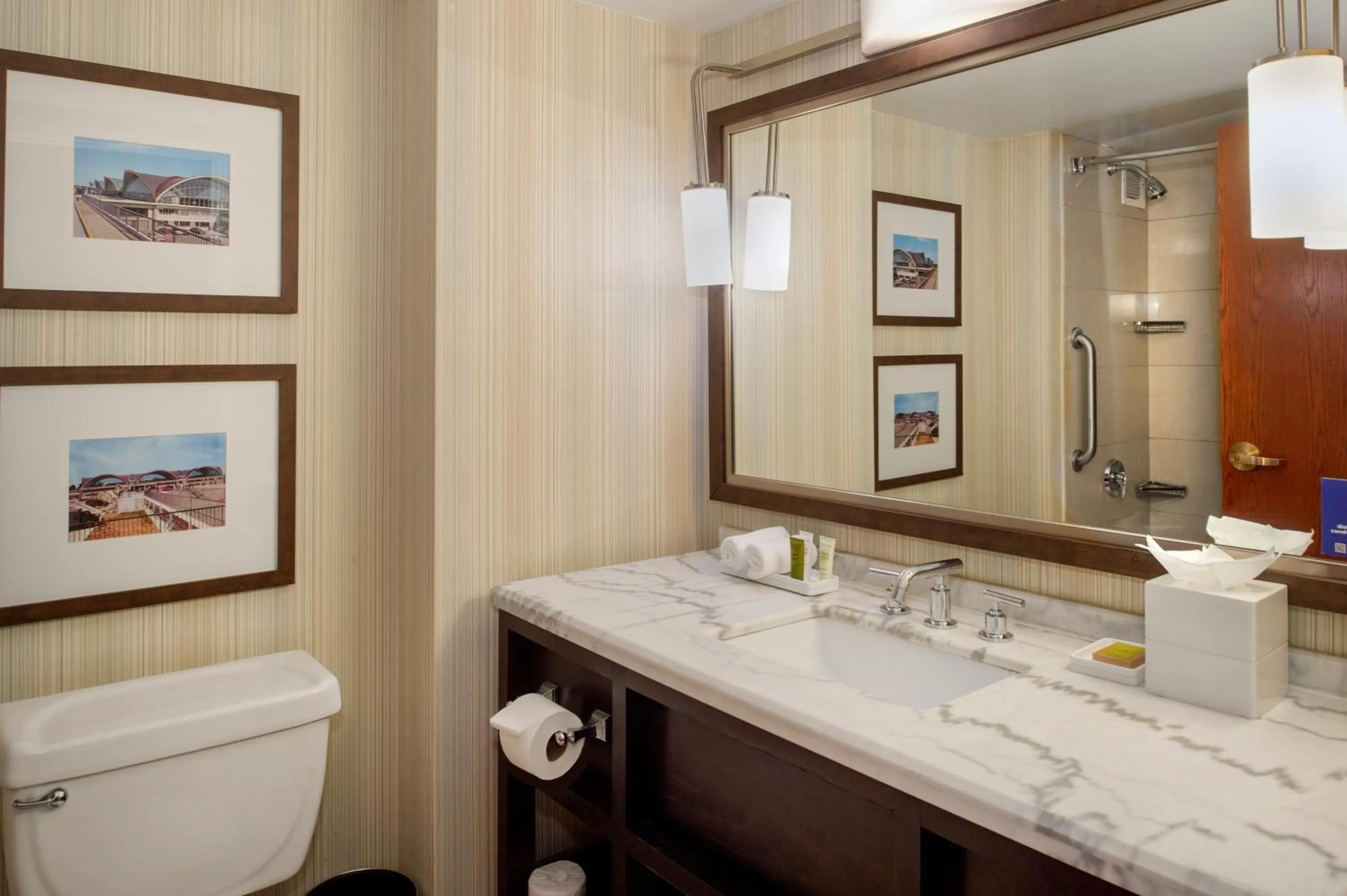 Bathroom in Hilton St. Louis Airport