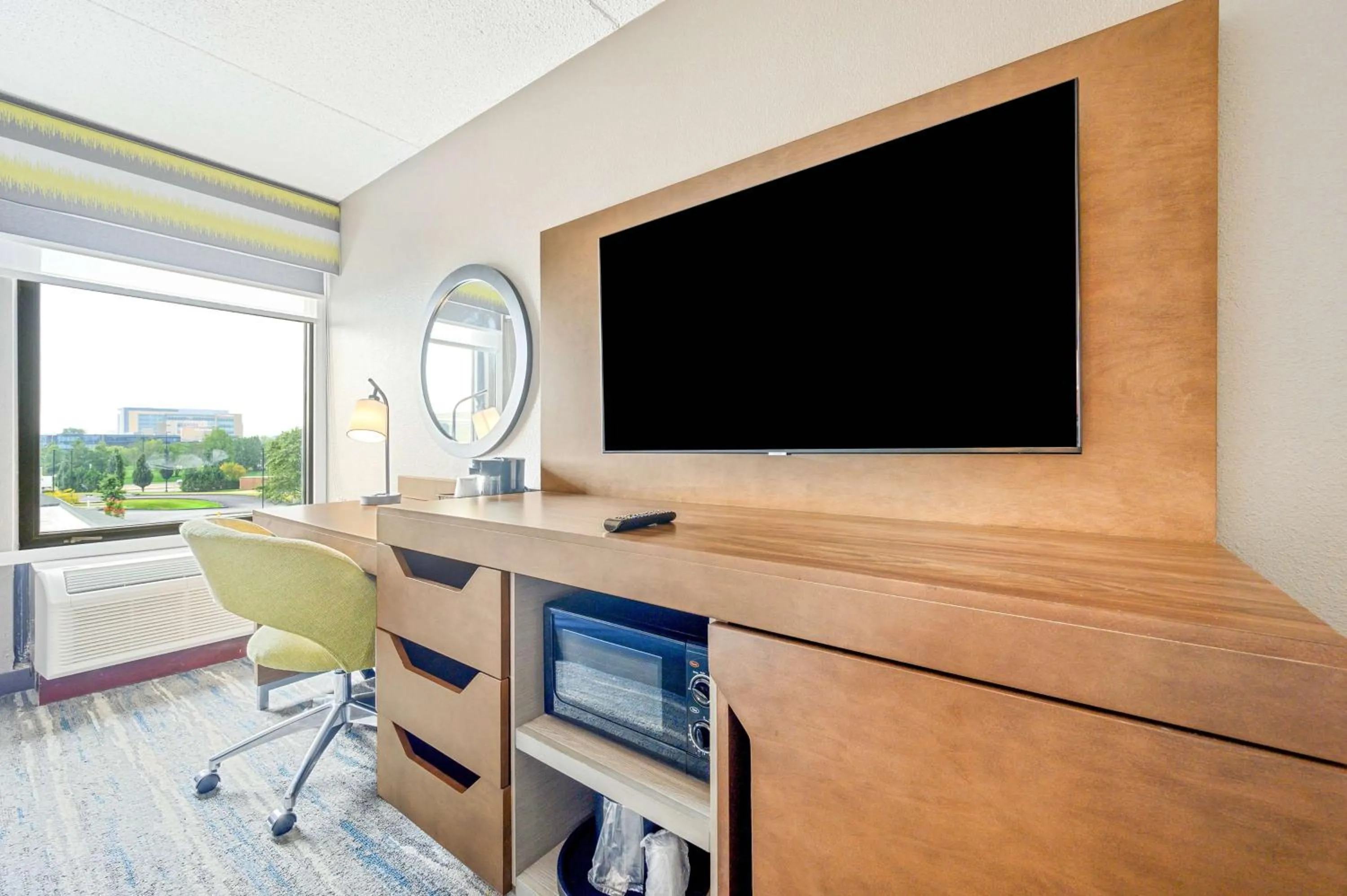 Bedroom in Hampton Inn St. Louis - Westport