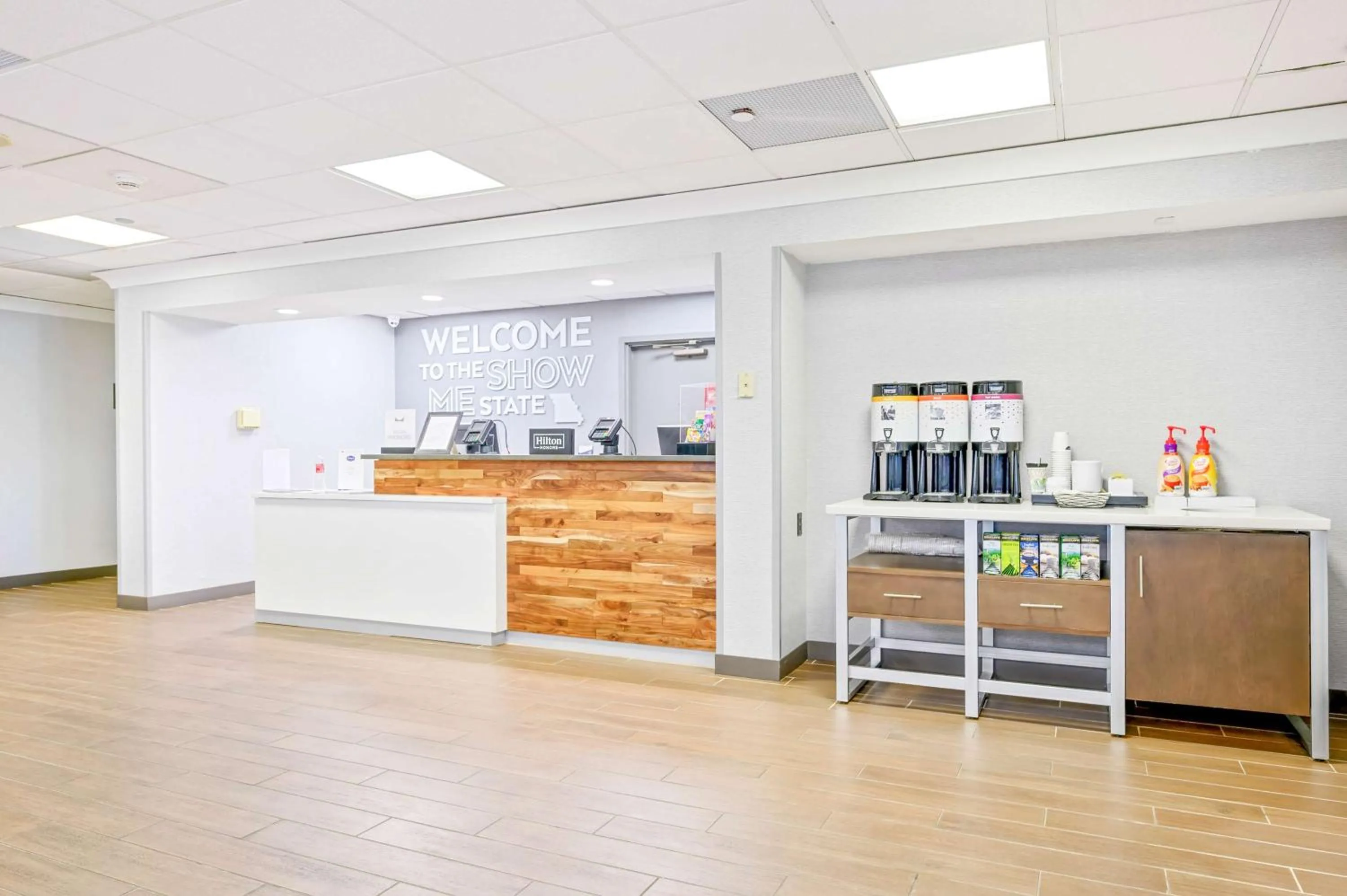 Lobby or reception in Hampton Inn St. Louis - Westport