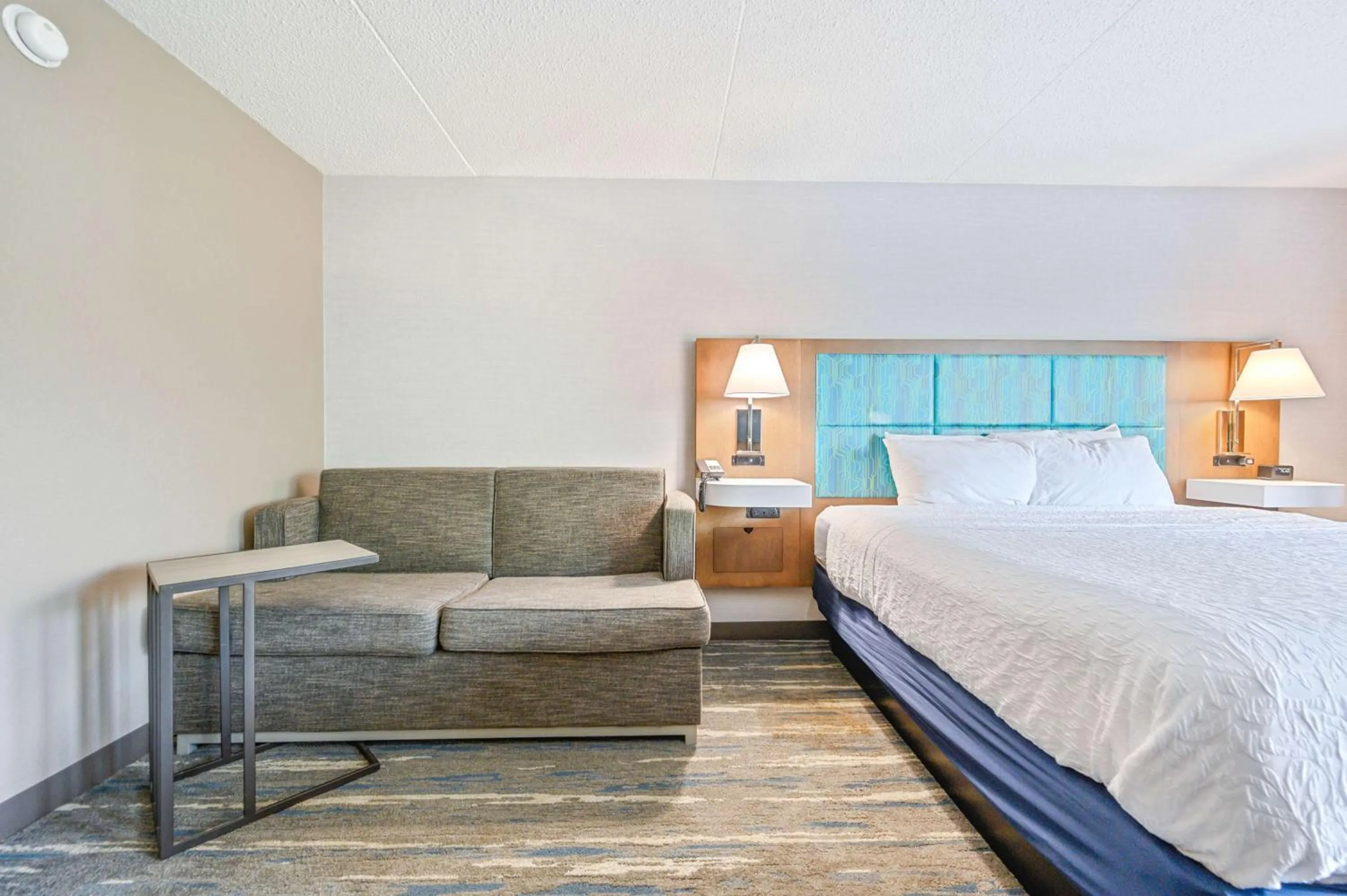 Living room, Bed in Hampton Inn St. Louis - Westport