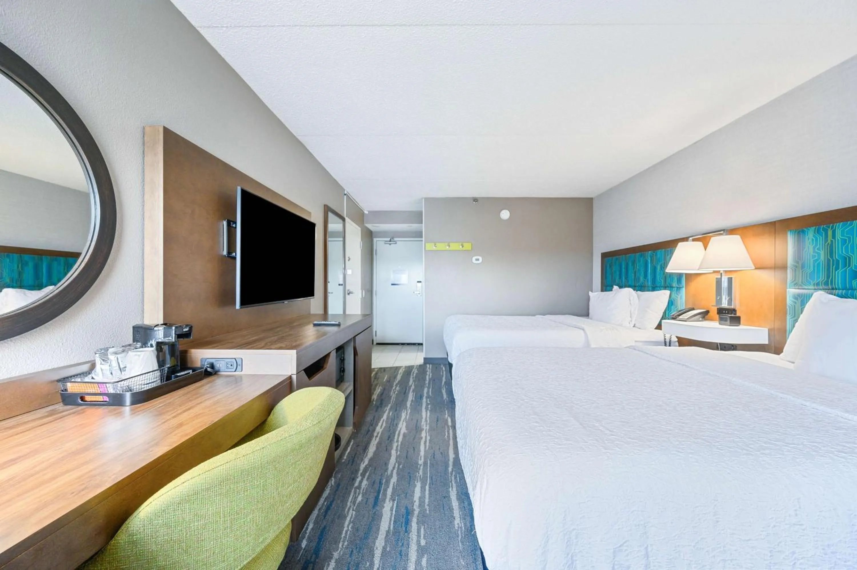 Bedroom, Bed in Hampton Inn St. Louis - Westport