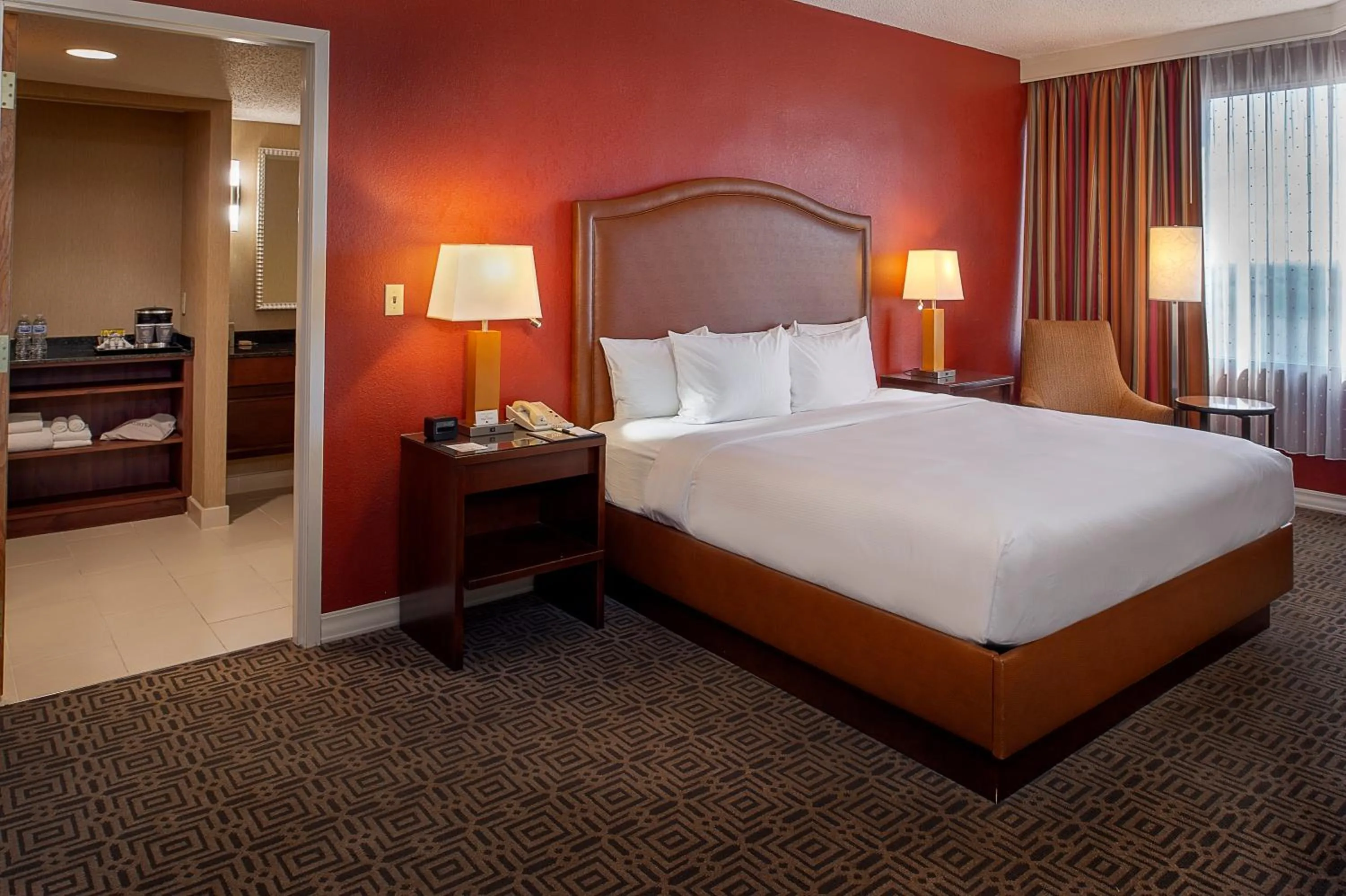 Bed in DoubleTree by Hilton Hotel St. Louis - Chesterfield