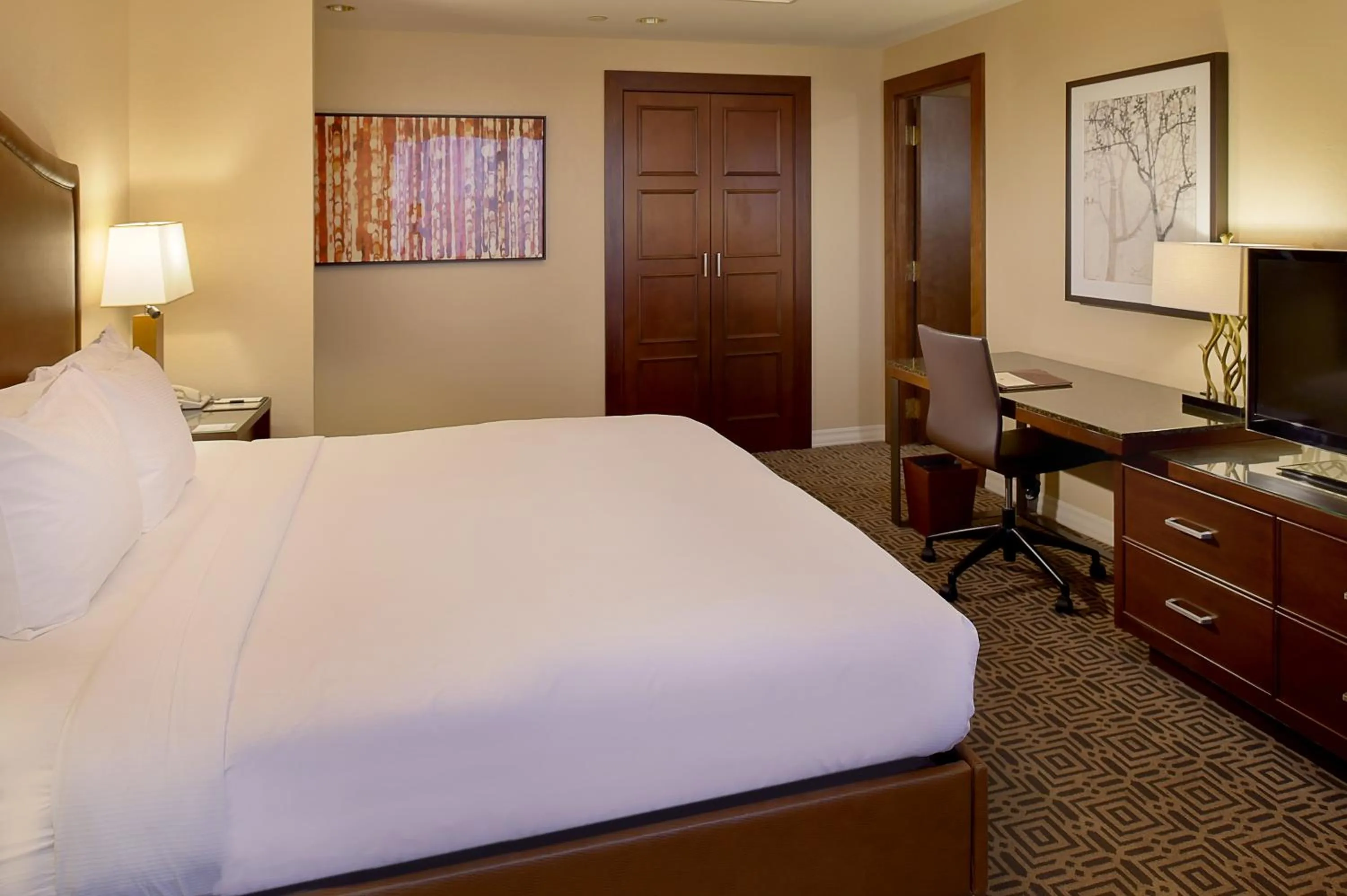 Bed in DoubleTree by Hilton Hotel St. Louis - Chesterfield