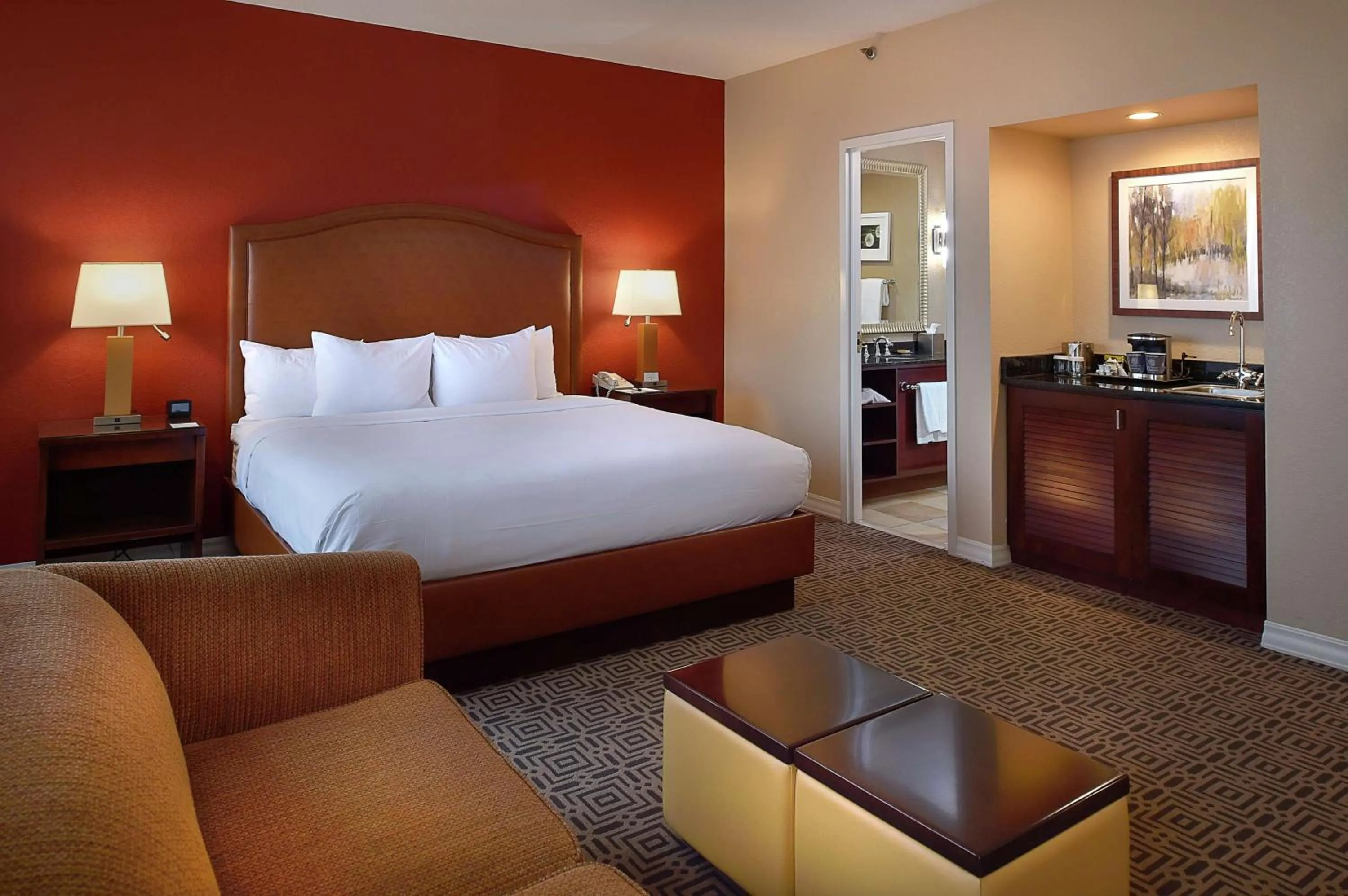 Living room, Bed in DoubleTree by Hilton Hotel St. Louis - Chesterfield
