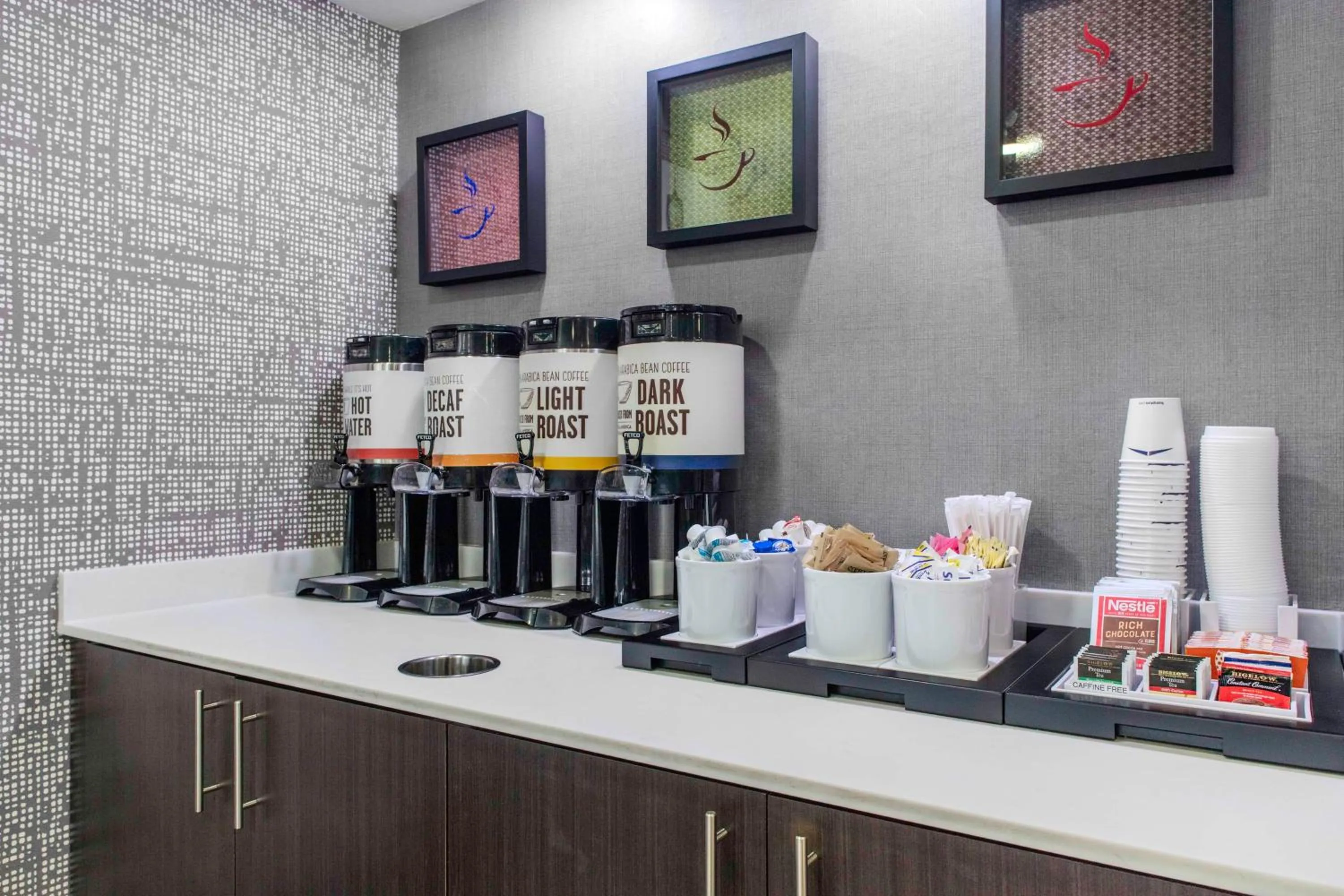 Dining area in Hampton Inn Detroit Northville