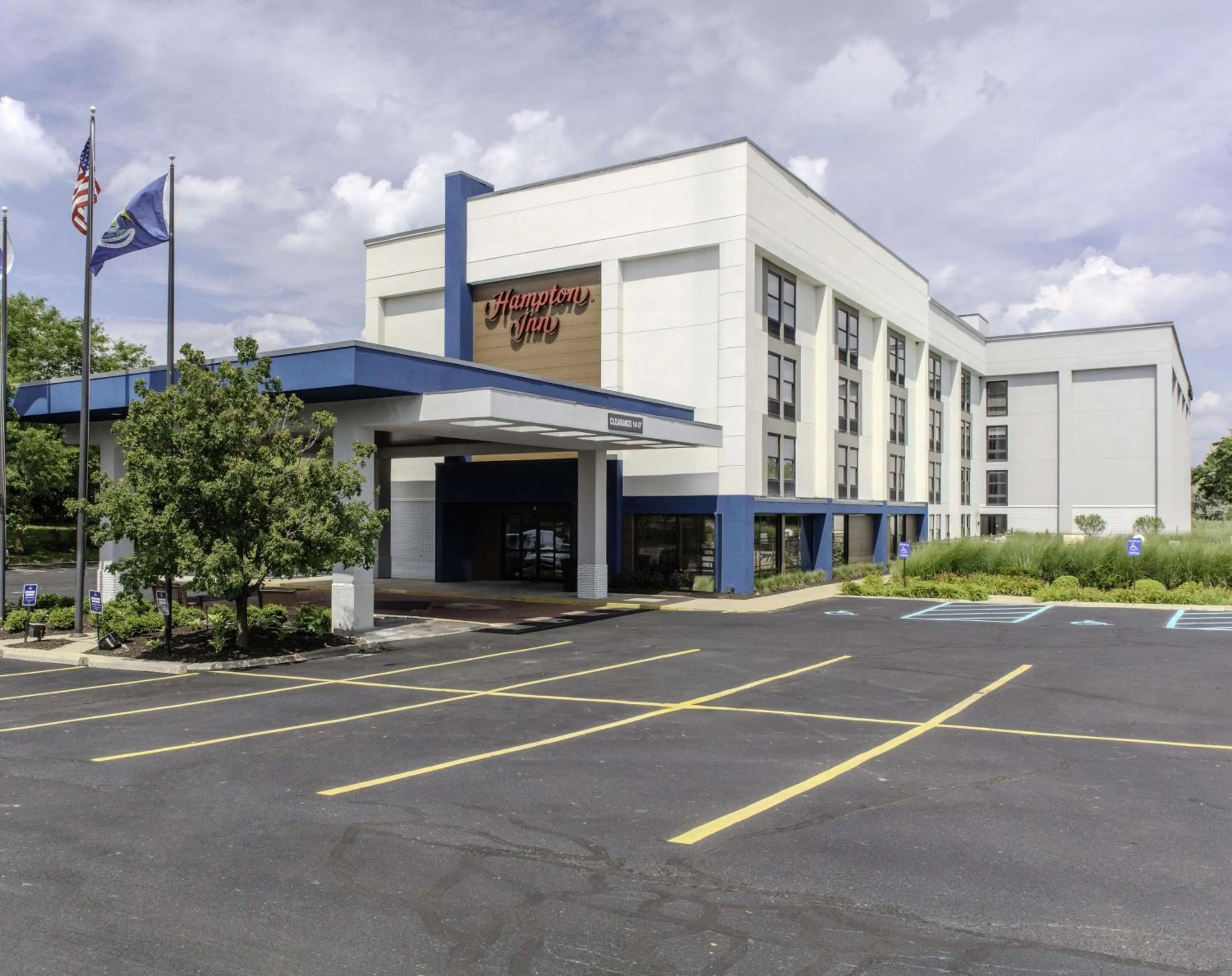 Property building in Hampton Inn Detroit Northville