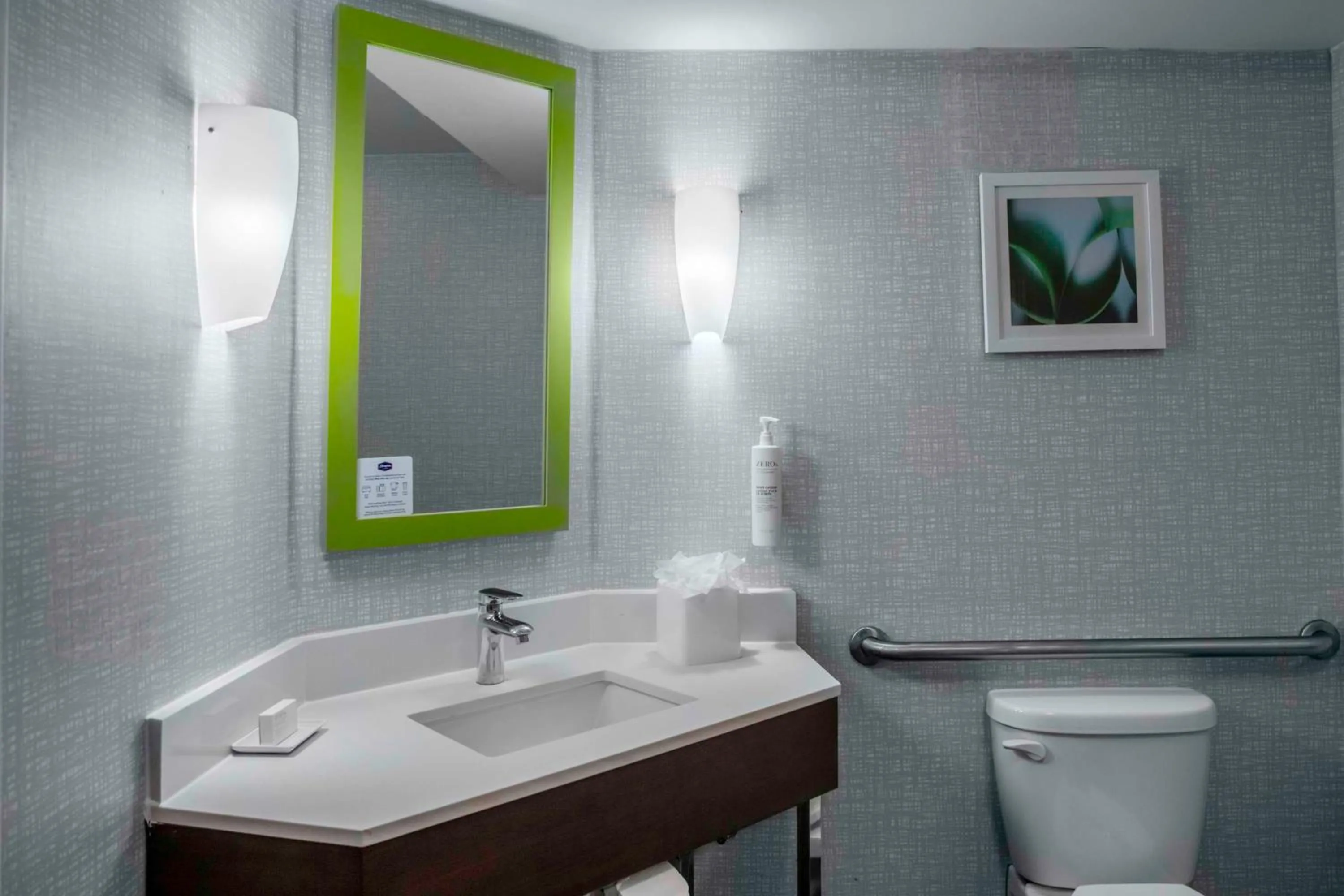 Bathroom in Hampton Inn Detroit Northville