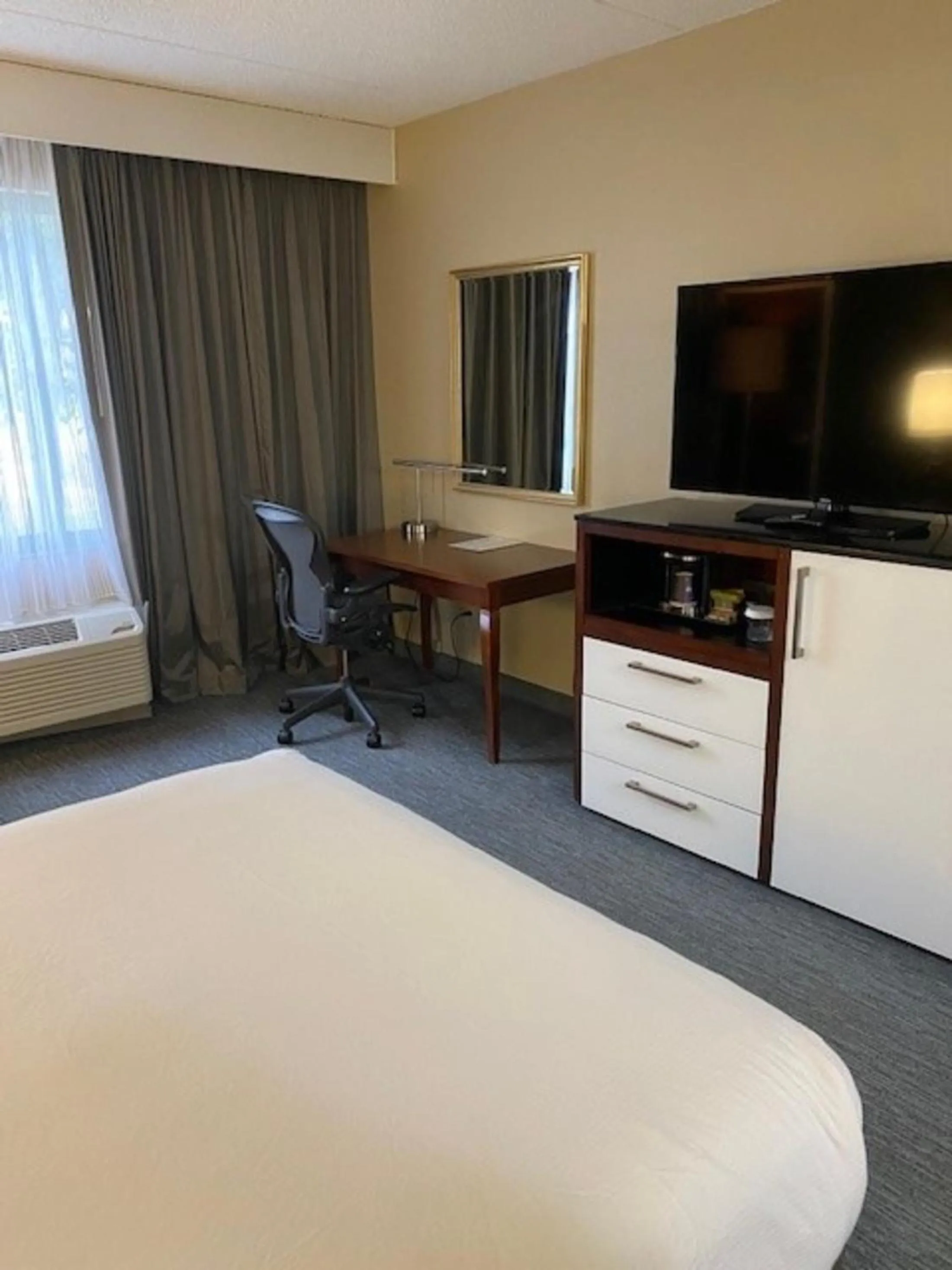 Bedroom, Bed in DoubleTree by Hilton Hotel Detroit Novi