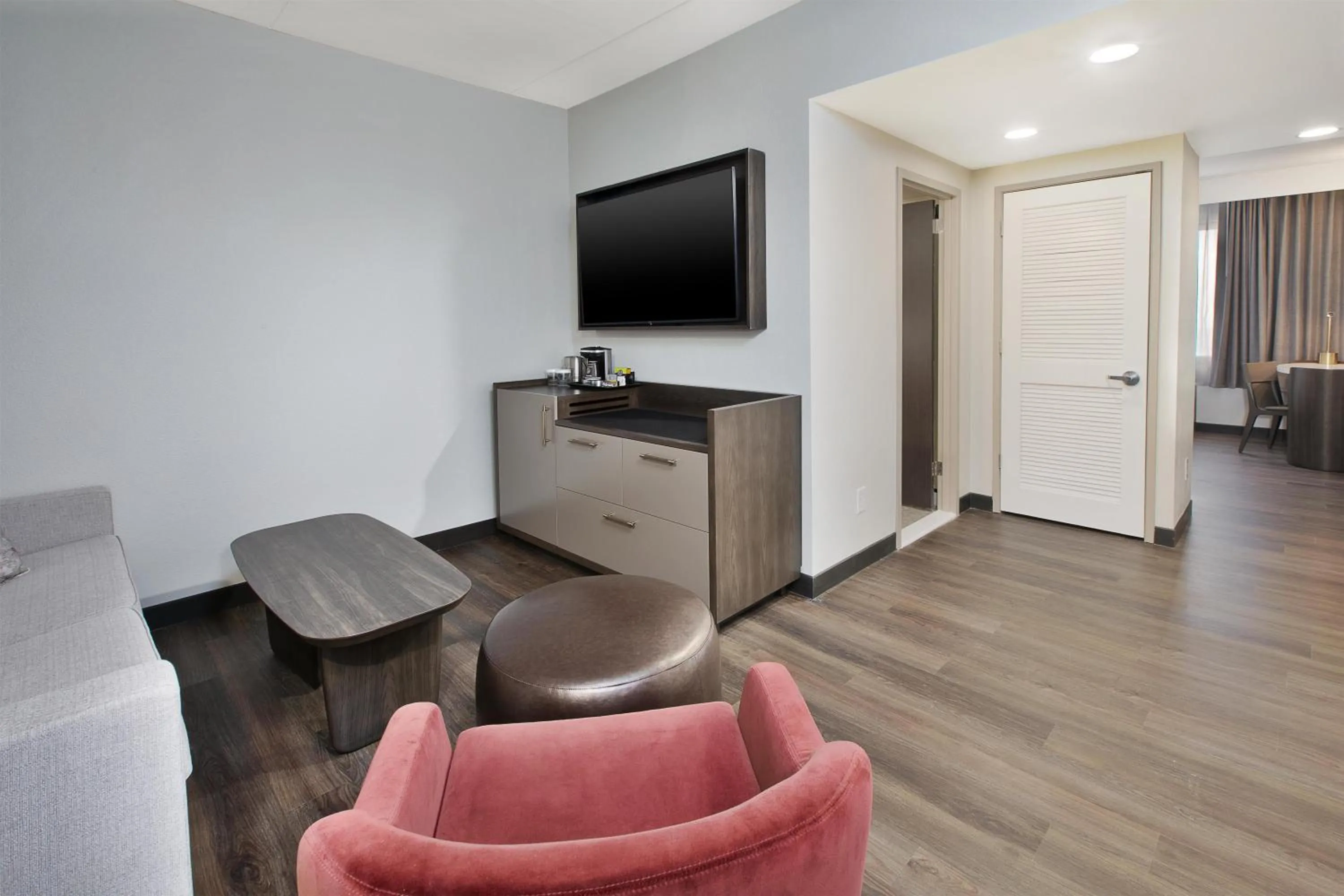 Living room in DoubleTree by Hilton Hotel Detroit Novi