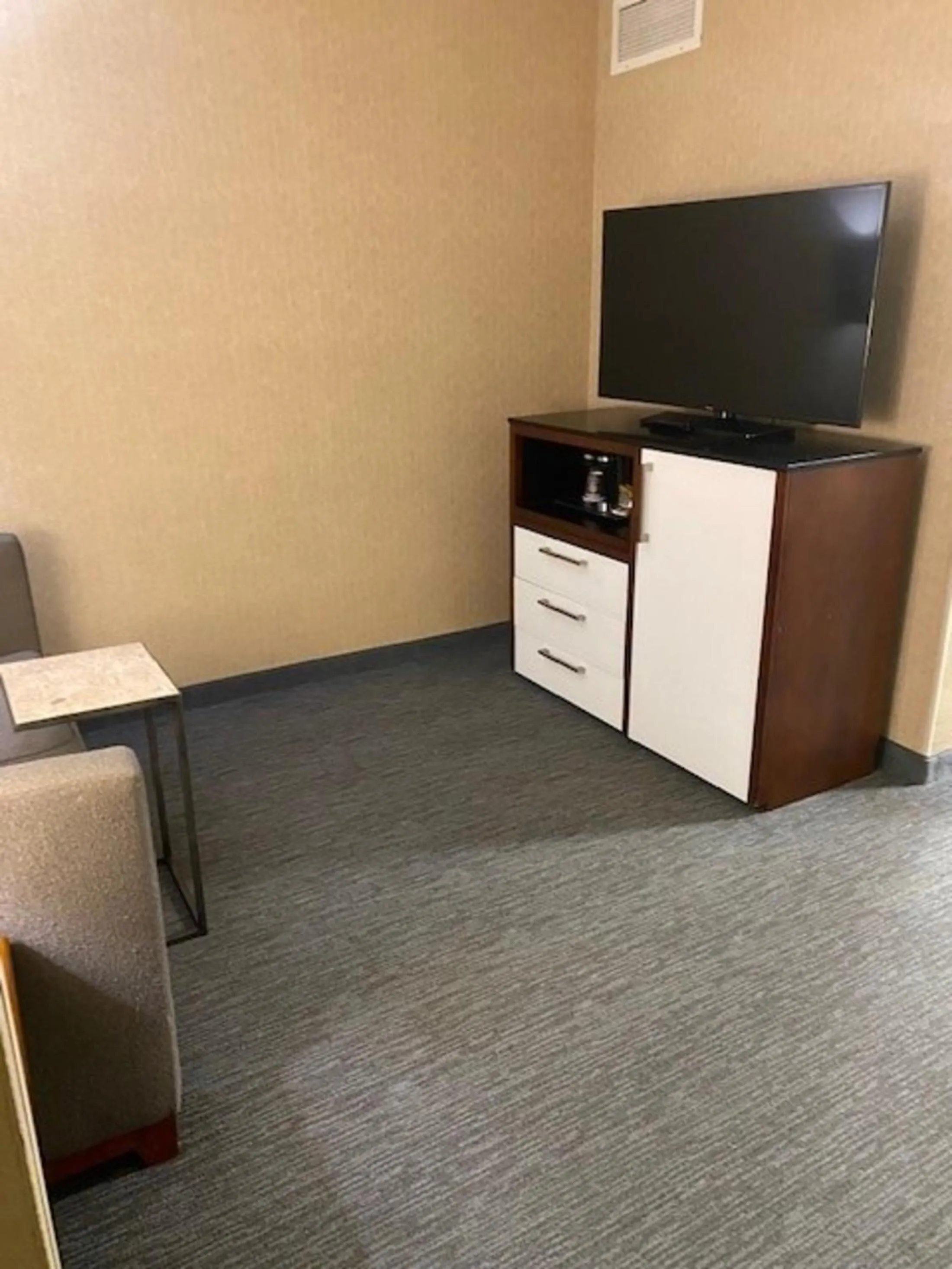 hair dresser in DoubleTree by Hilton Hotel Detroit Novi