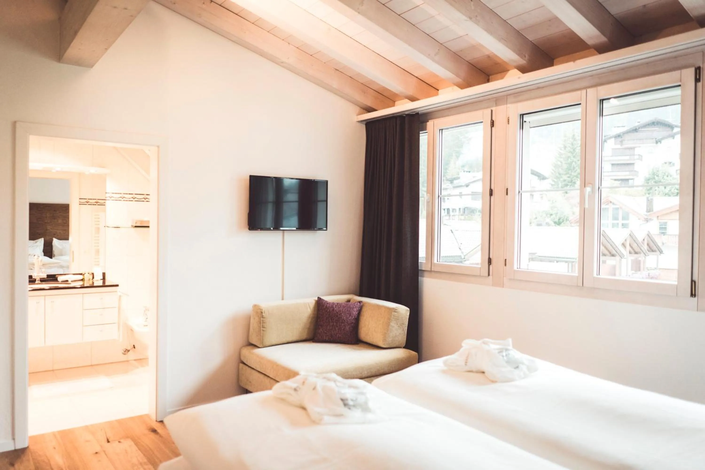 TV and multimedia, Bed in Hotel Lenzerhorn - Alpine Stay, Spa & Savour