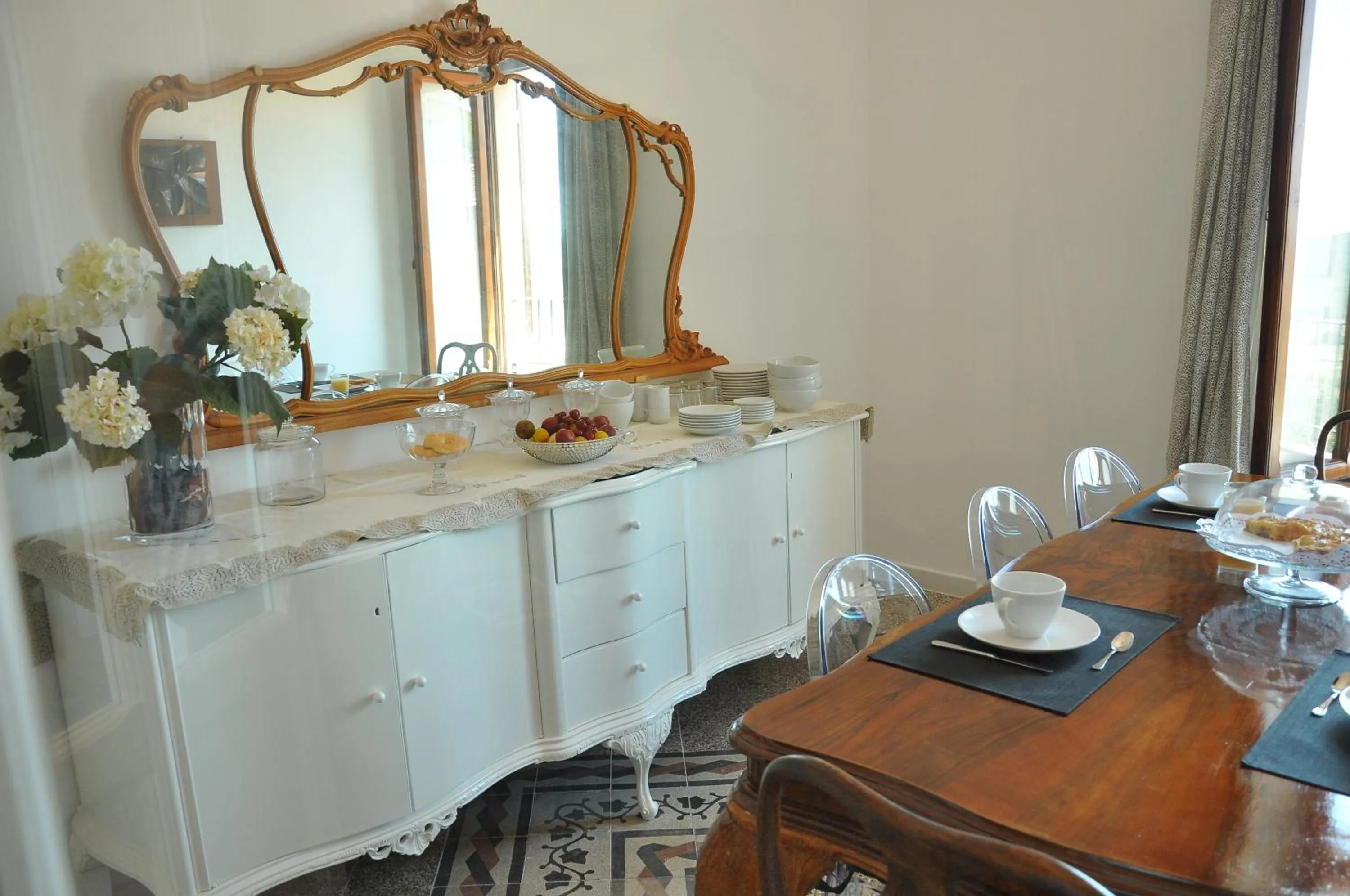 Communal lounge/ TV room in AL 32 B&B