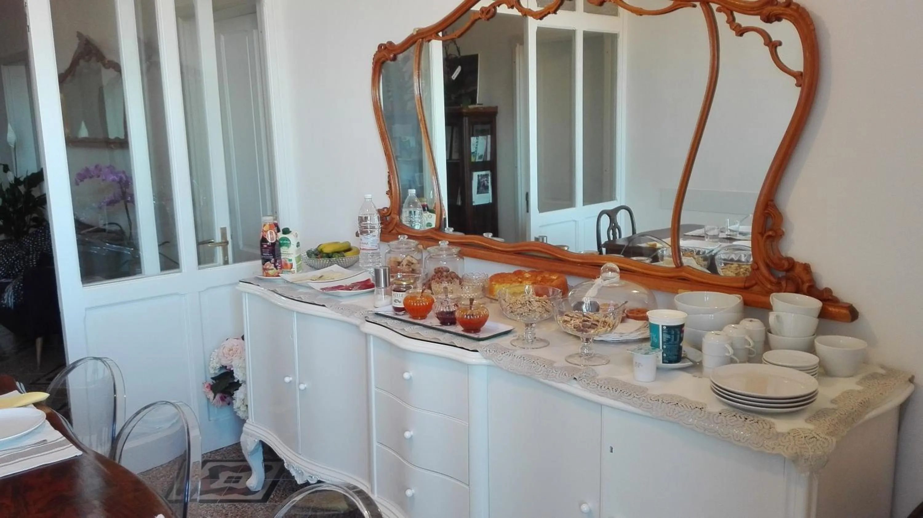 Communal lounge/ TV room in AL 32 B&B