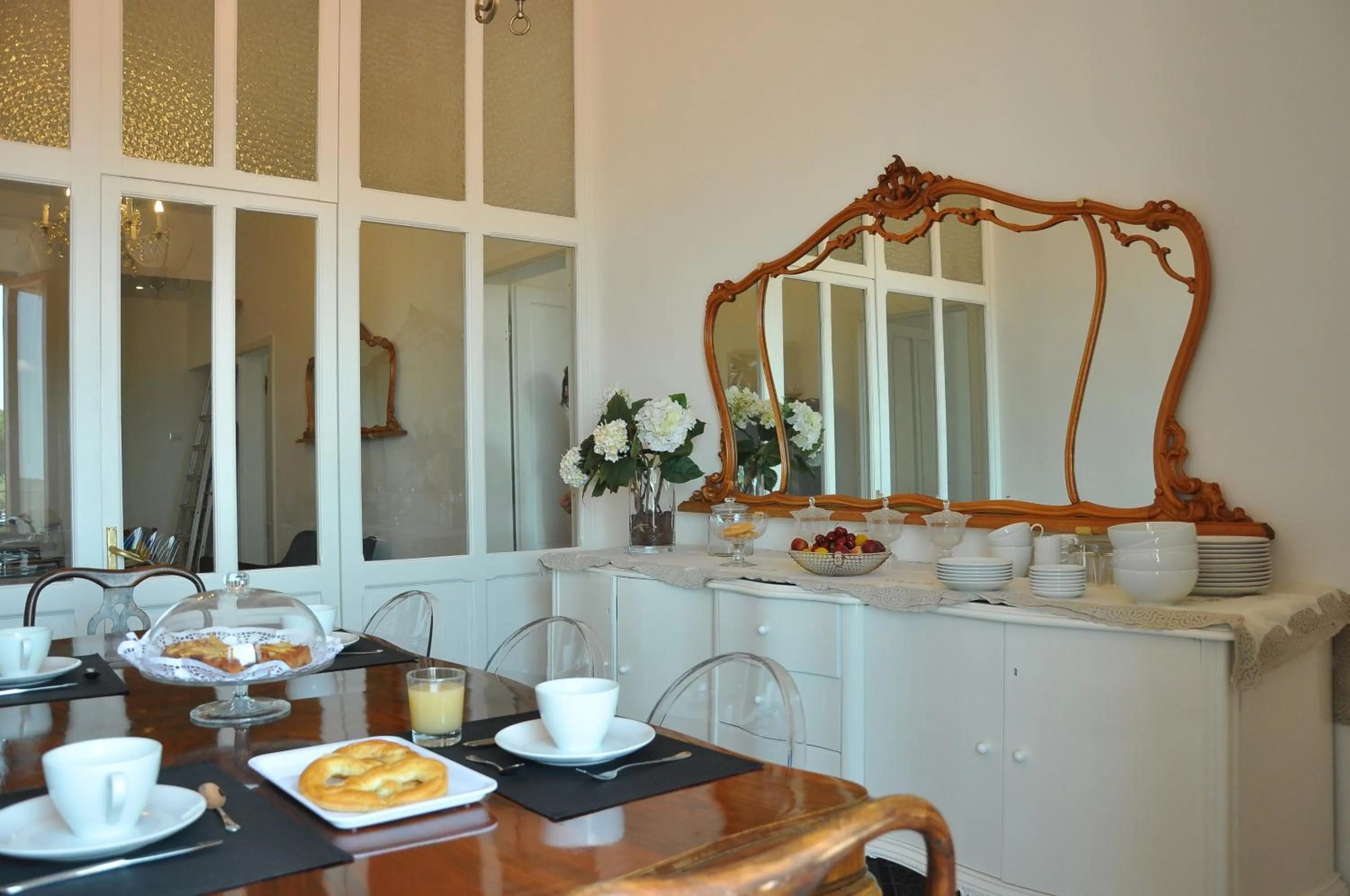 Communal lounge/ TV room in AL 32 B&B