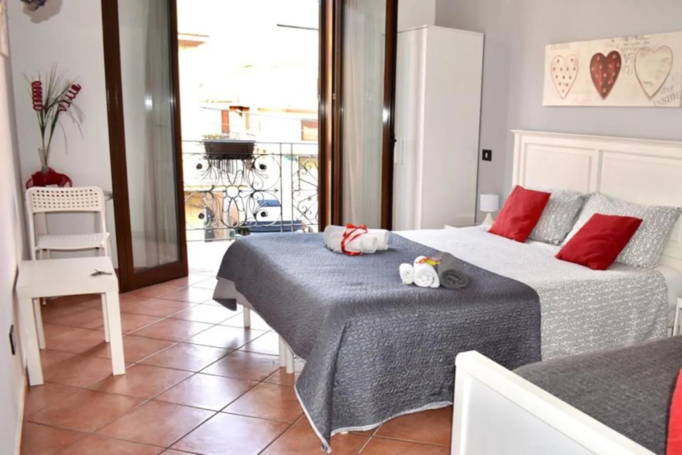 Photo of the whole room, Bed in Alma Nua