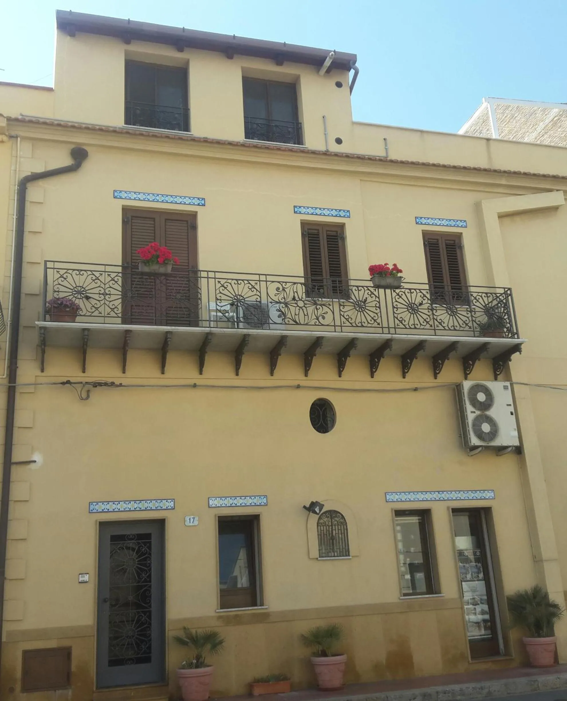 Facade/entrance in Alma Nua