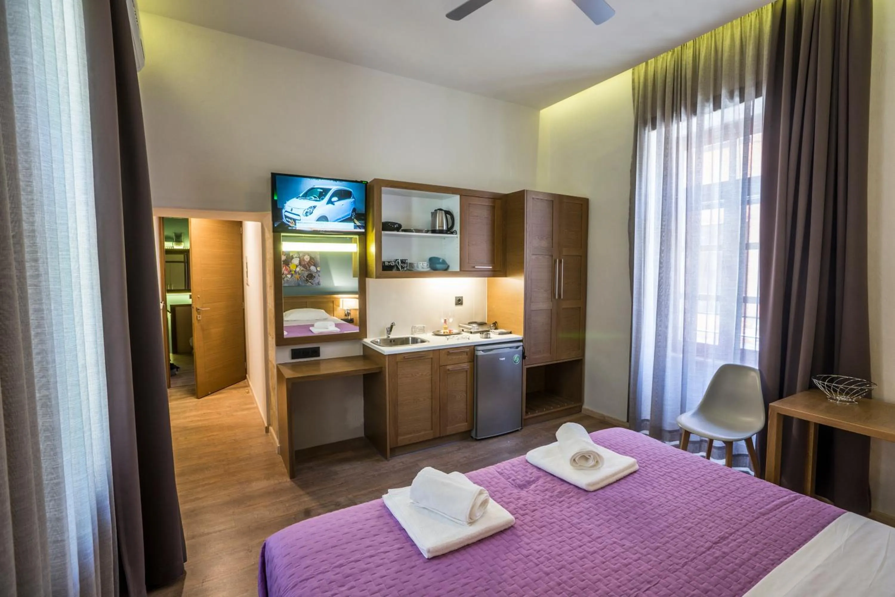 Kitchen or kitchenette, Bed in 11City Rooms