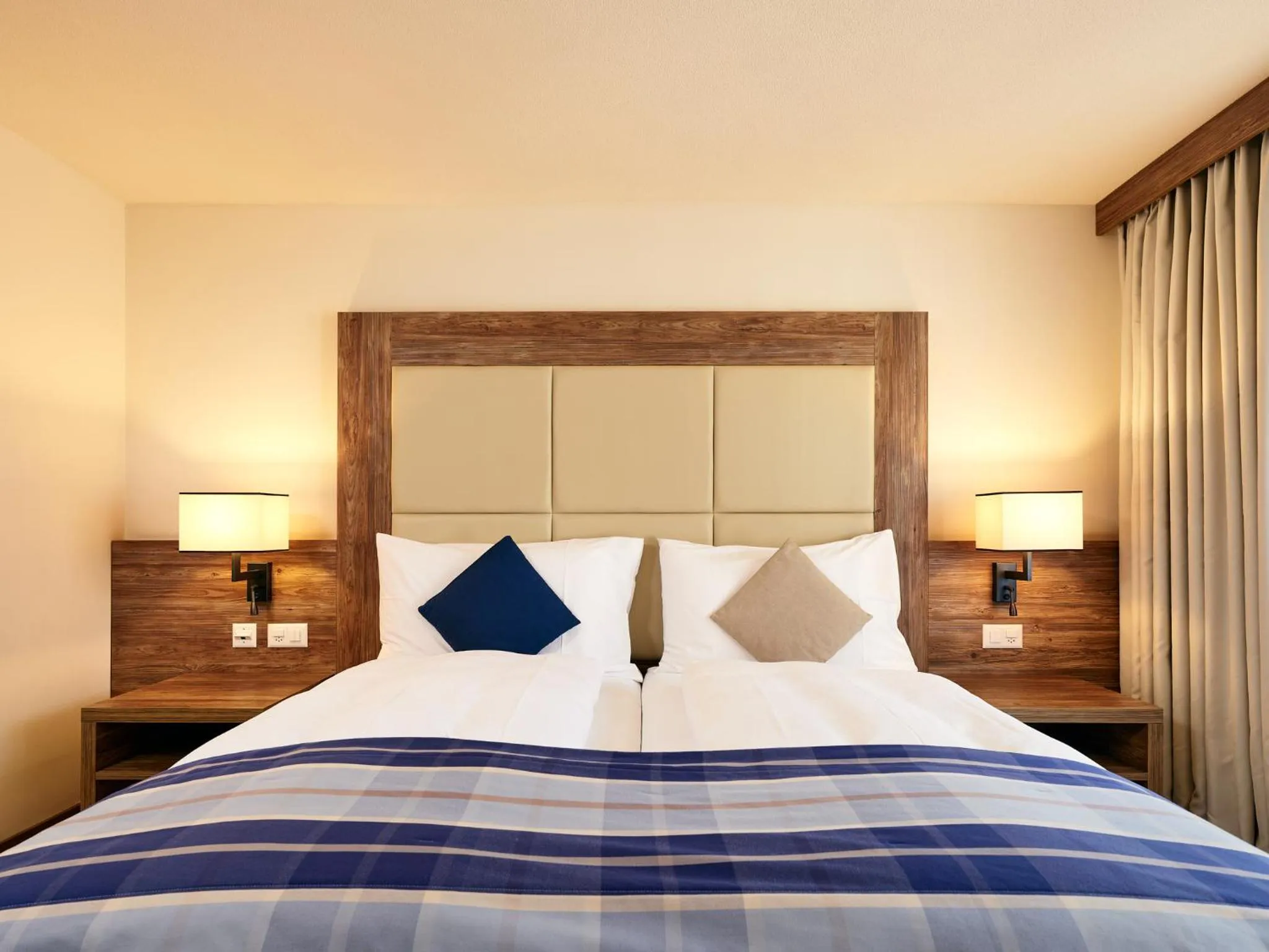 Bedroom, Bed in Hotel Ambassador Zermatt