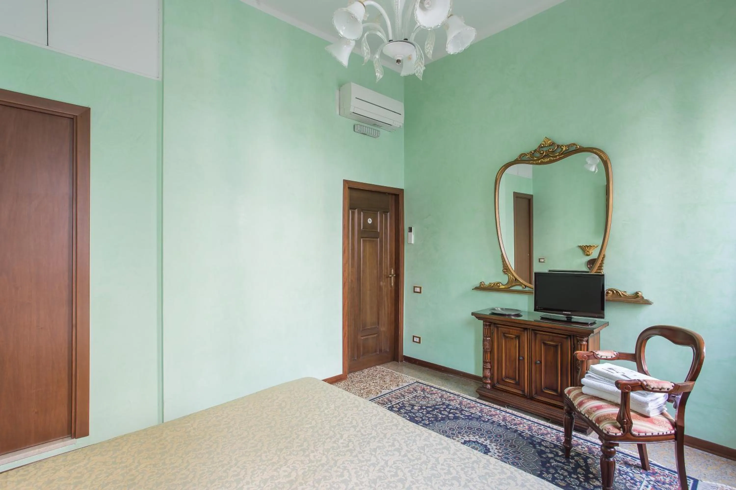 Photo of the whole room in BB Venezia