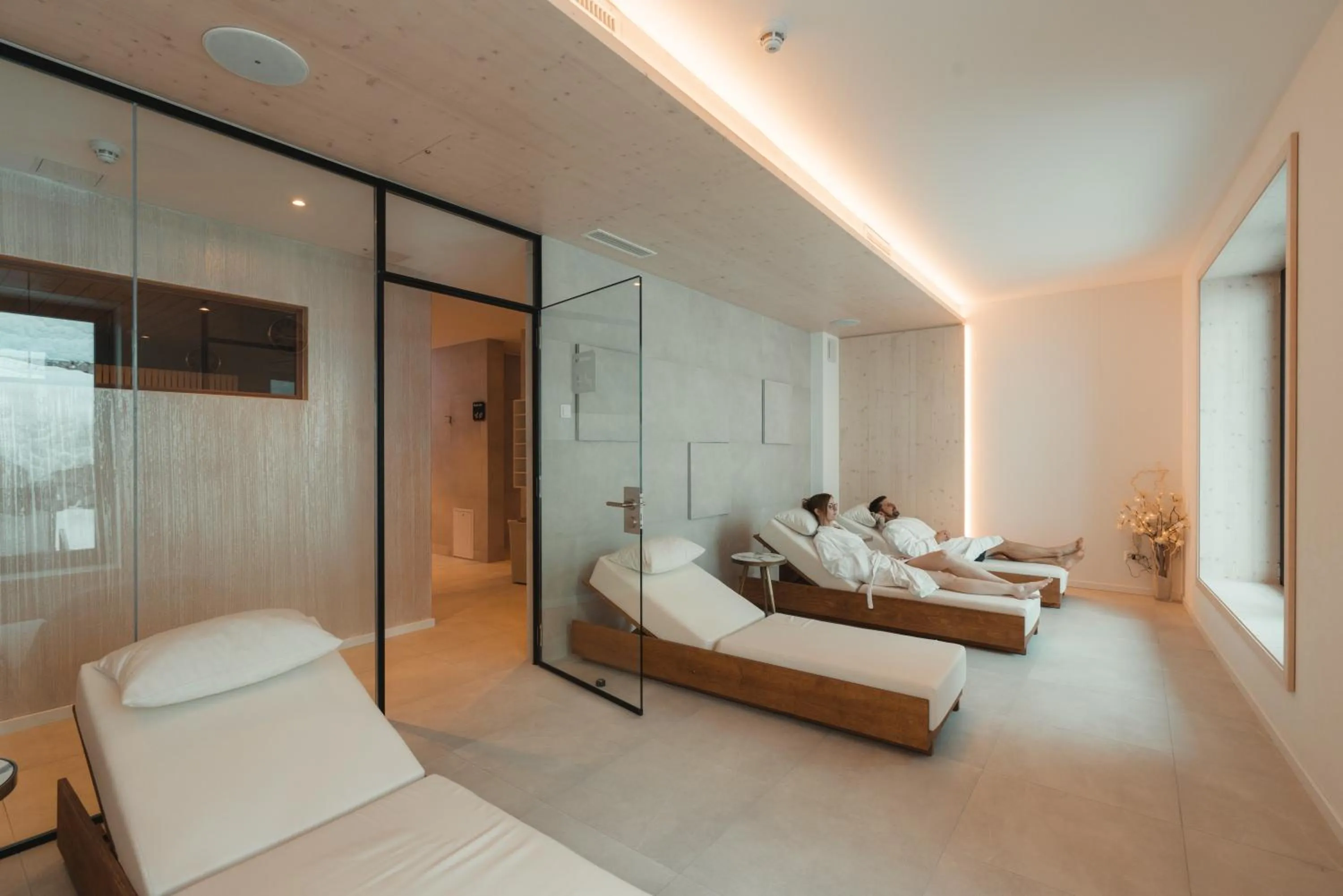 Swimming pool, Bed in Alpen Resort & Spa