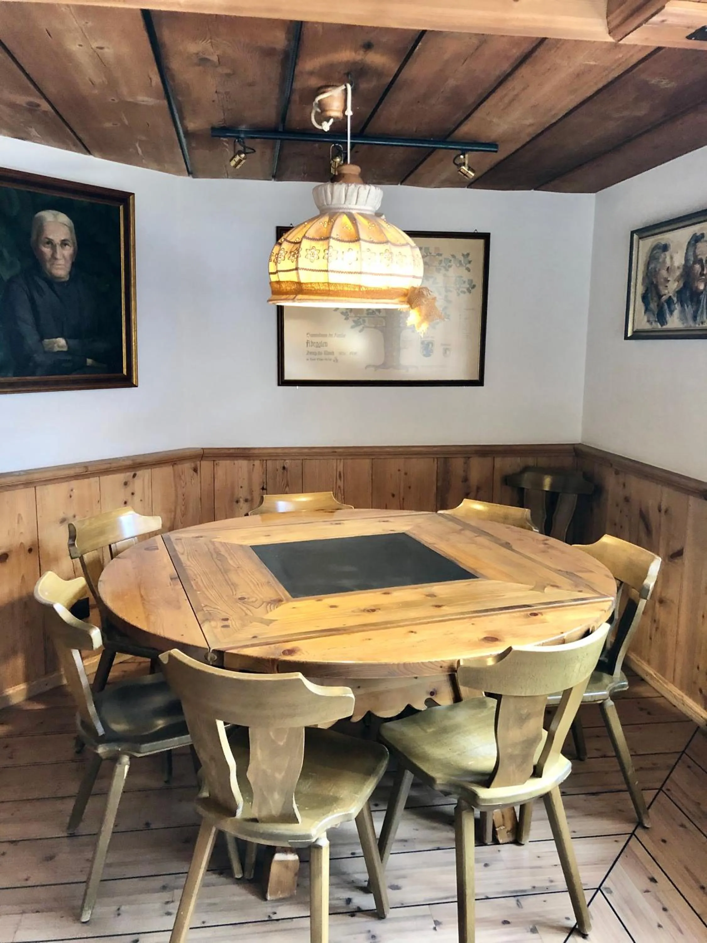 Restaurant/places to eat in Hotel Châlet Du Lac