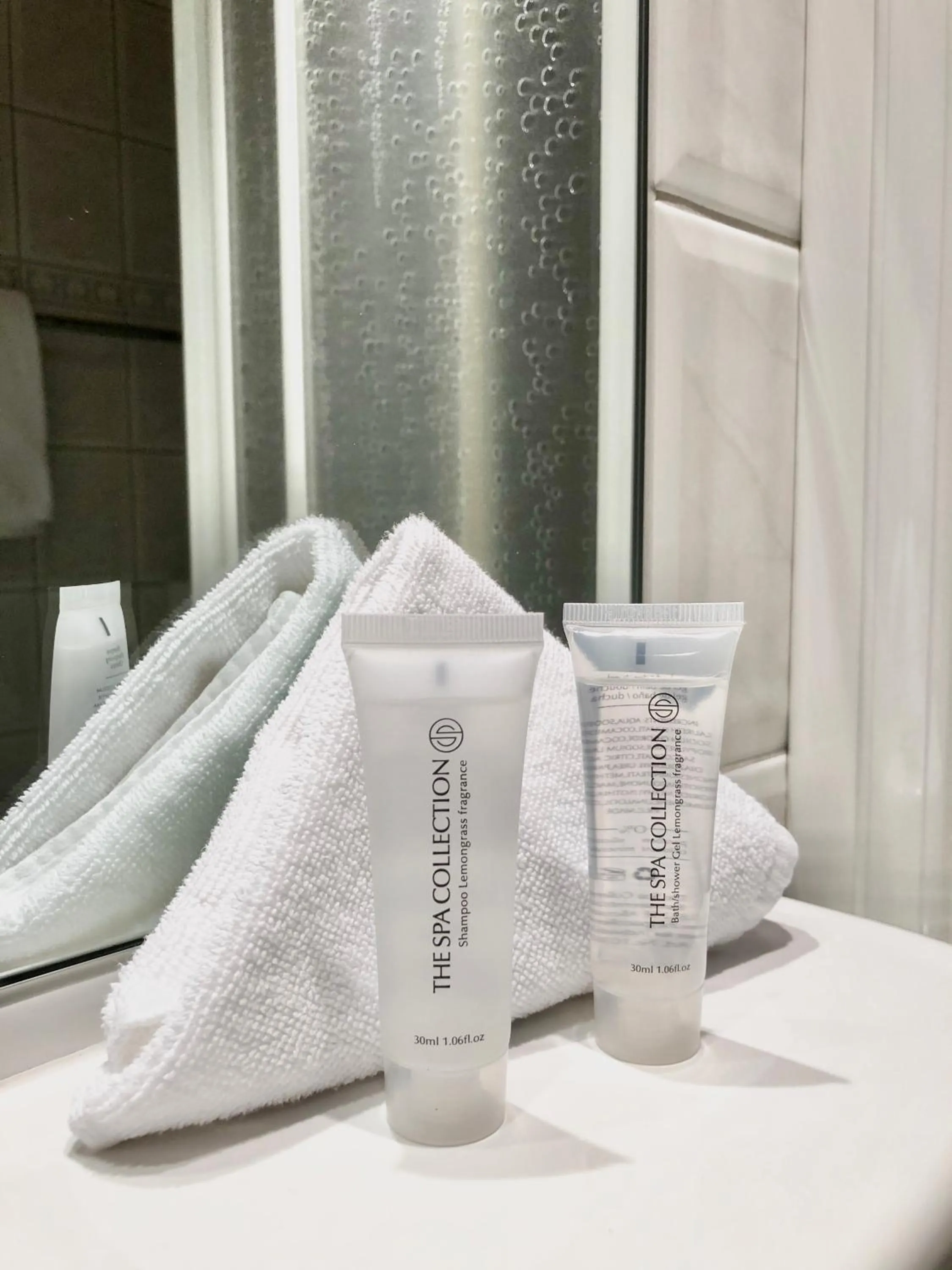 Bathroom, Bed in Hotel Châlet Du Lac