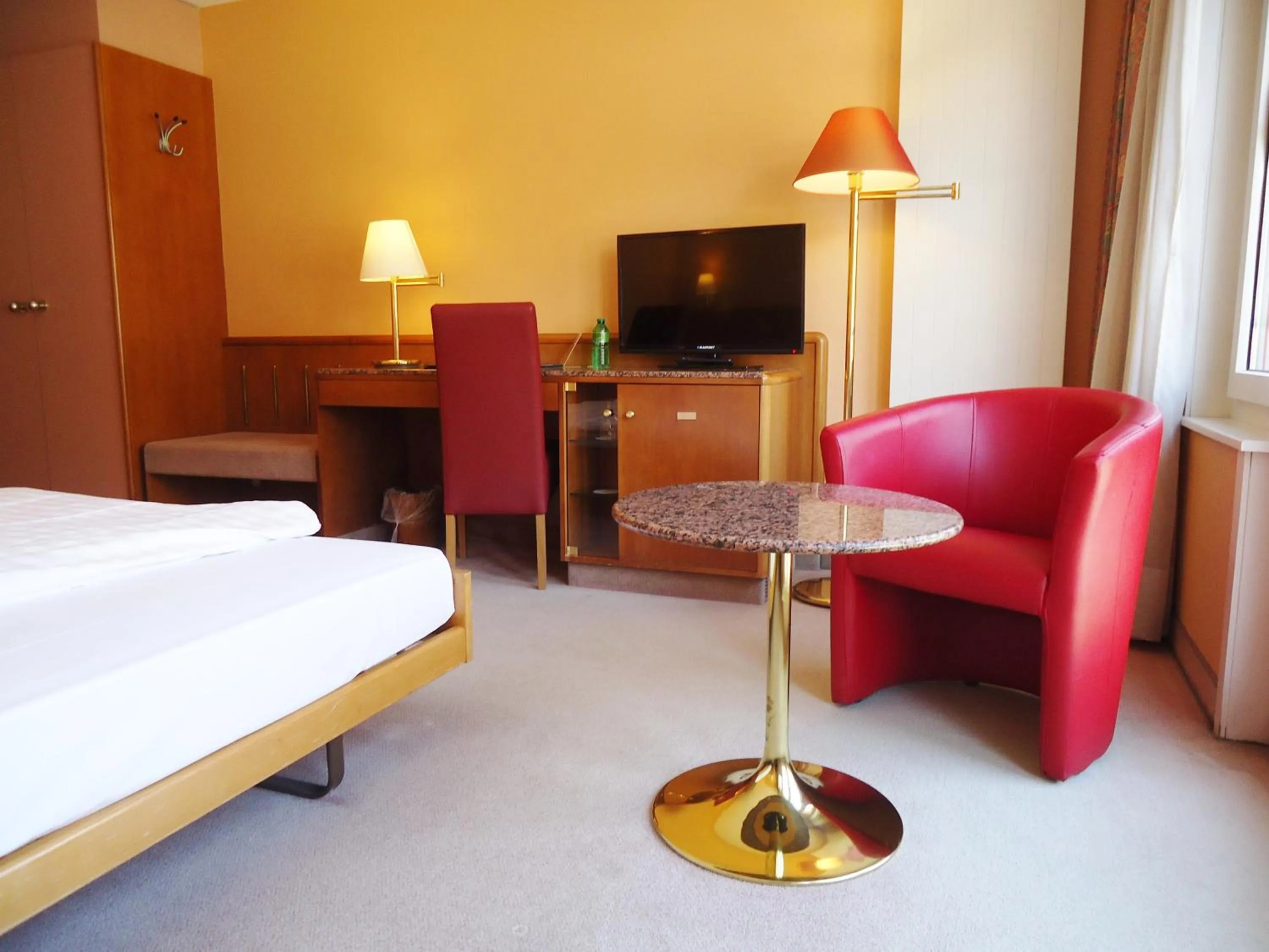 Seating area, Bed in Hotel Le Cedre