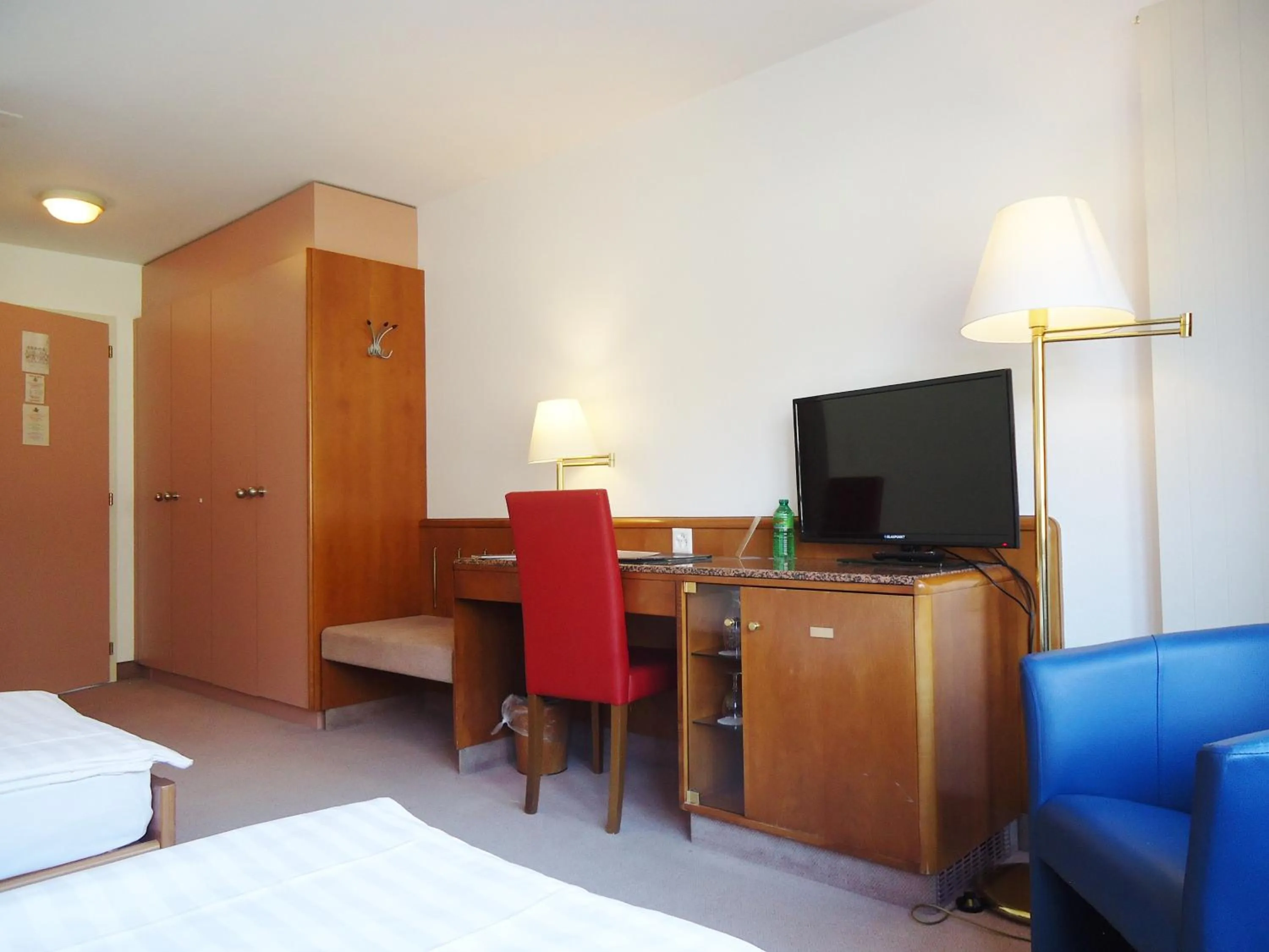 Seating area, Bed in Hotel Le Cedre