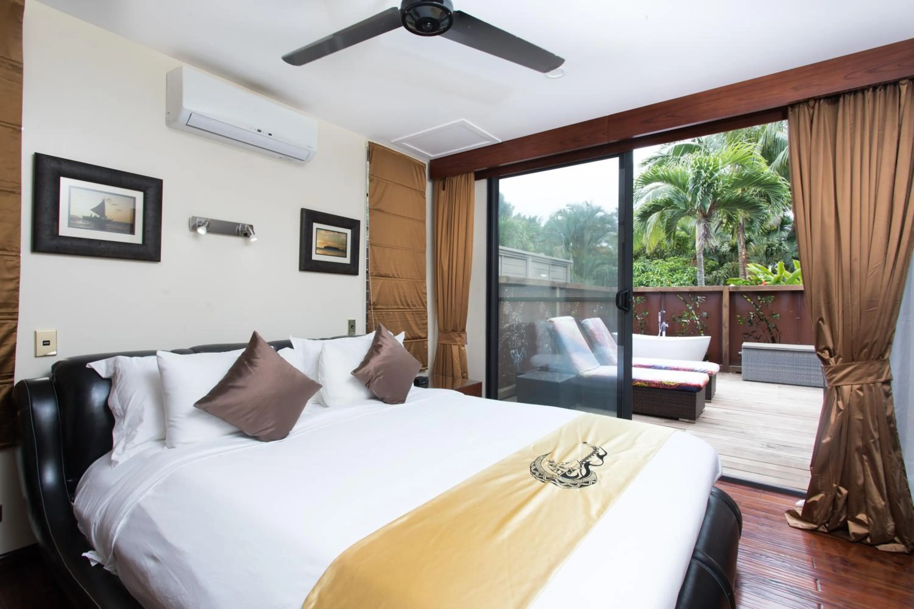 Bed in Kia Orana Villas and Spa