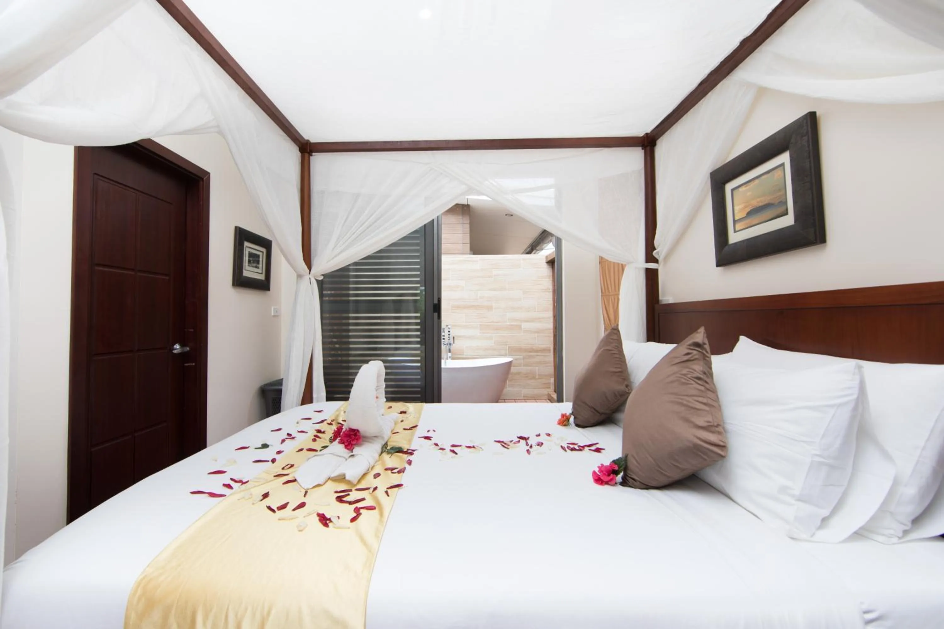 Bedroom, Bed in Kia Orana Villas and Spa