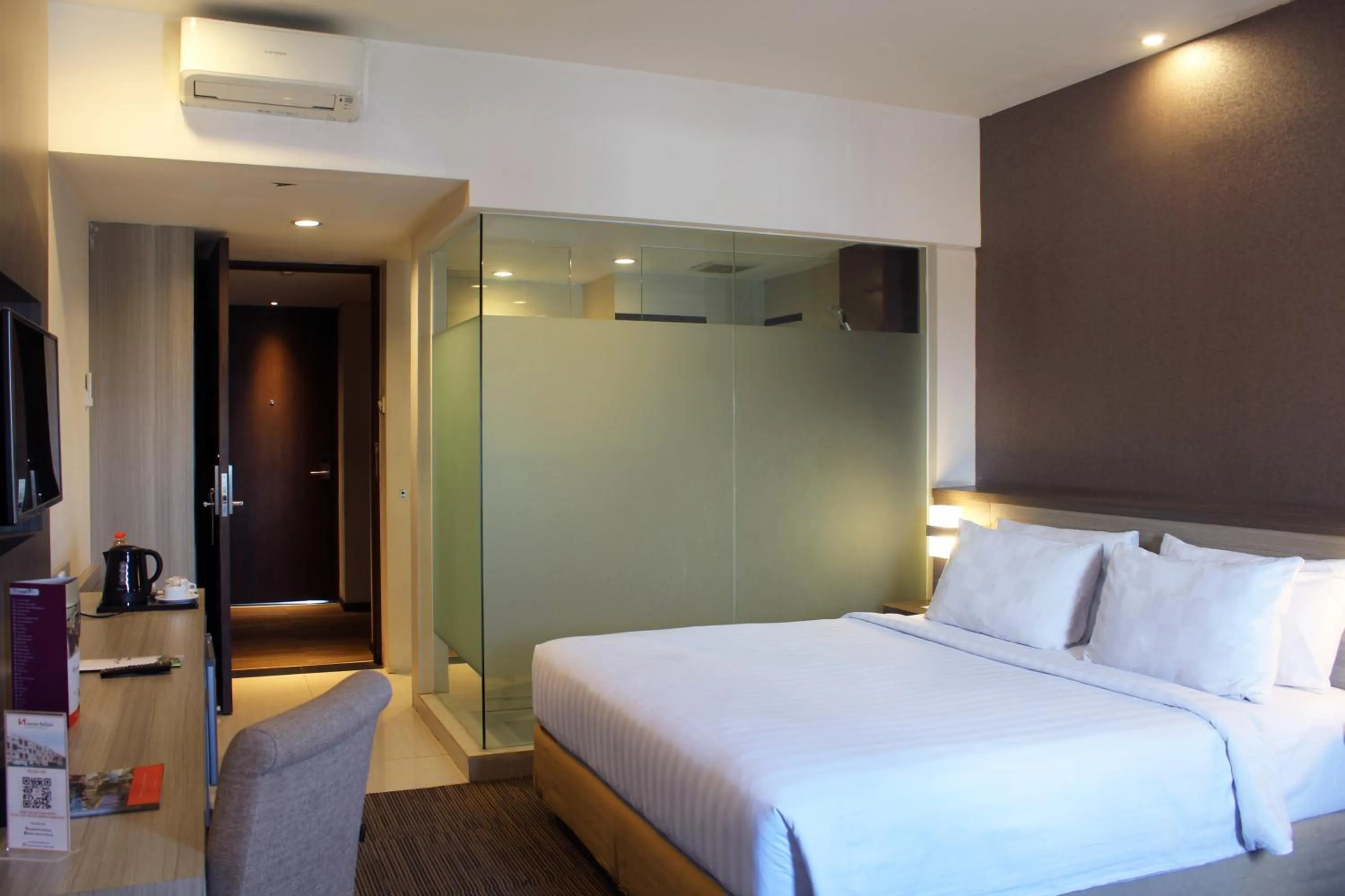 Bedroom, Bed in Swiss-Belinn Cibitung