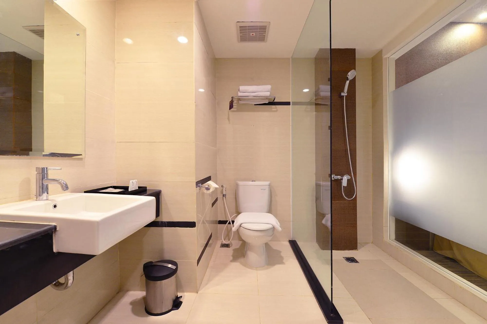 Shower in Swiss-Belinn Cibitung