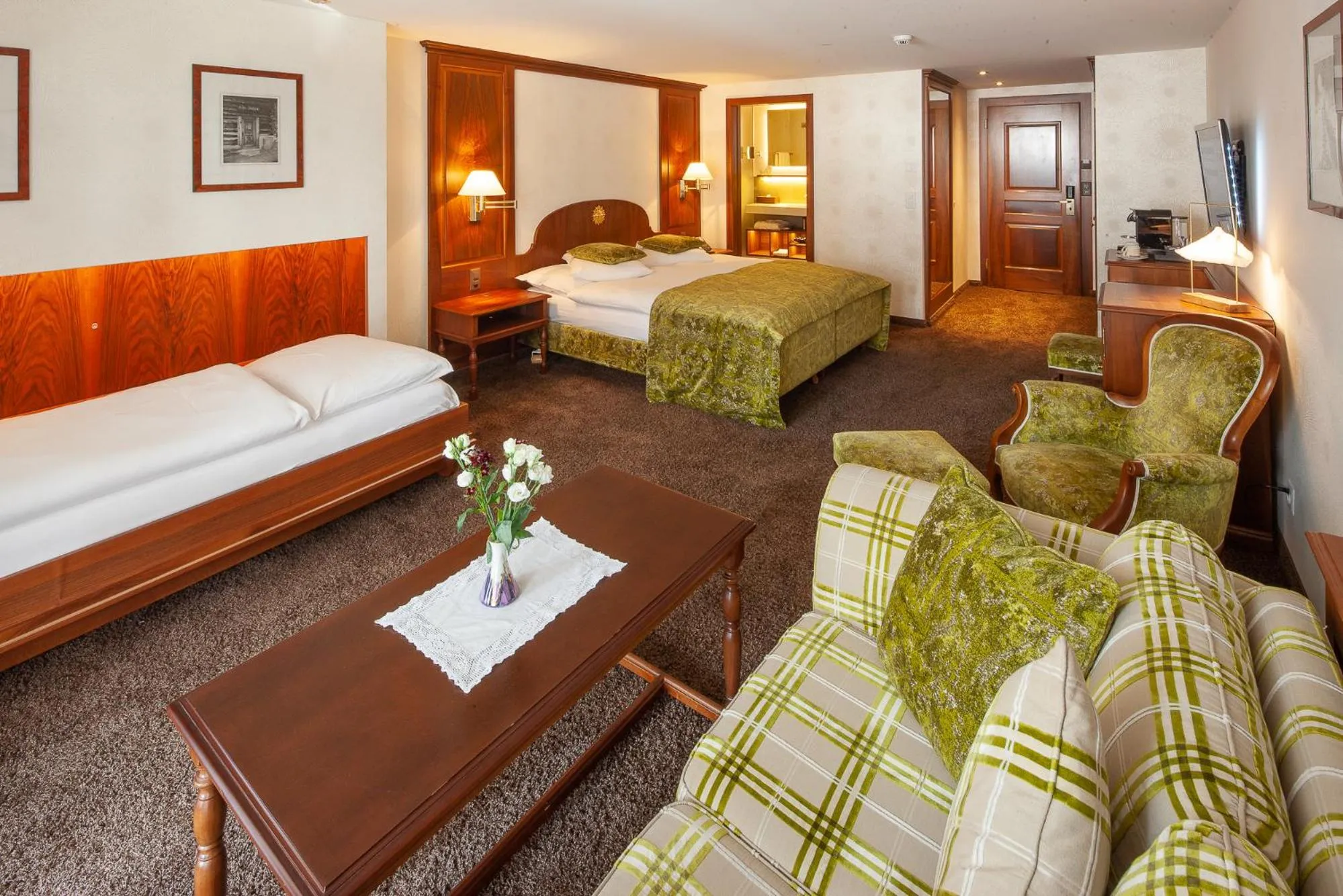 Shower, Bed in Hotel Sonne