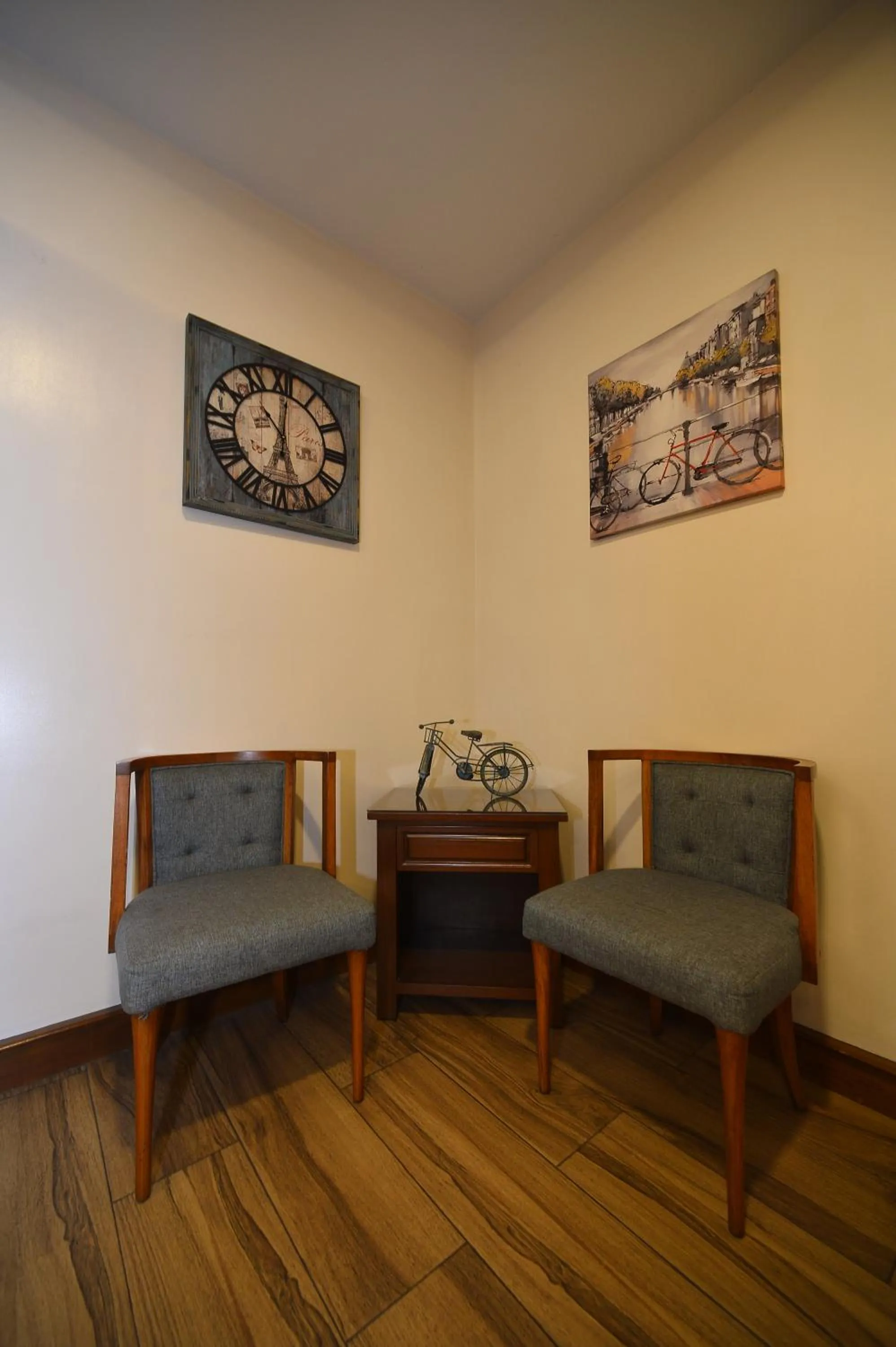 Living room in Paragon Hotel and Suites