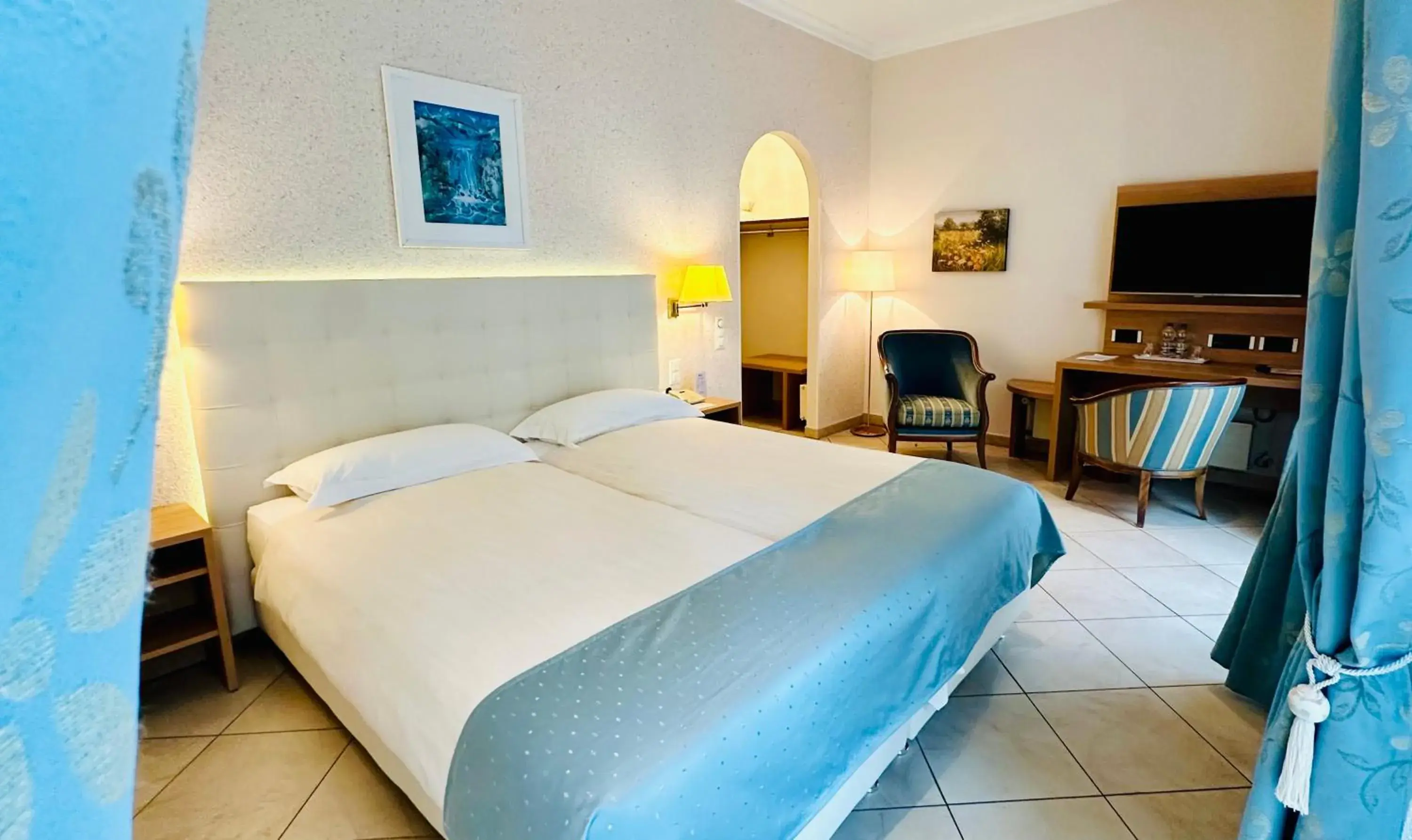 Executive Twin Room with Balcony in Best Western Hotel Bellevue au Lac Executive Twin Room with Balcony in Best Western Hotel Bellevue au Lac