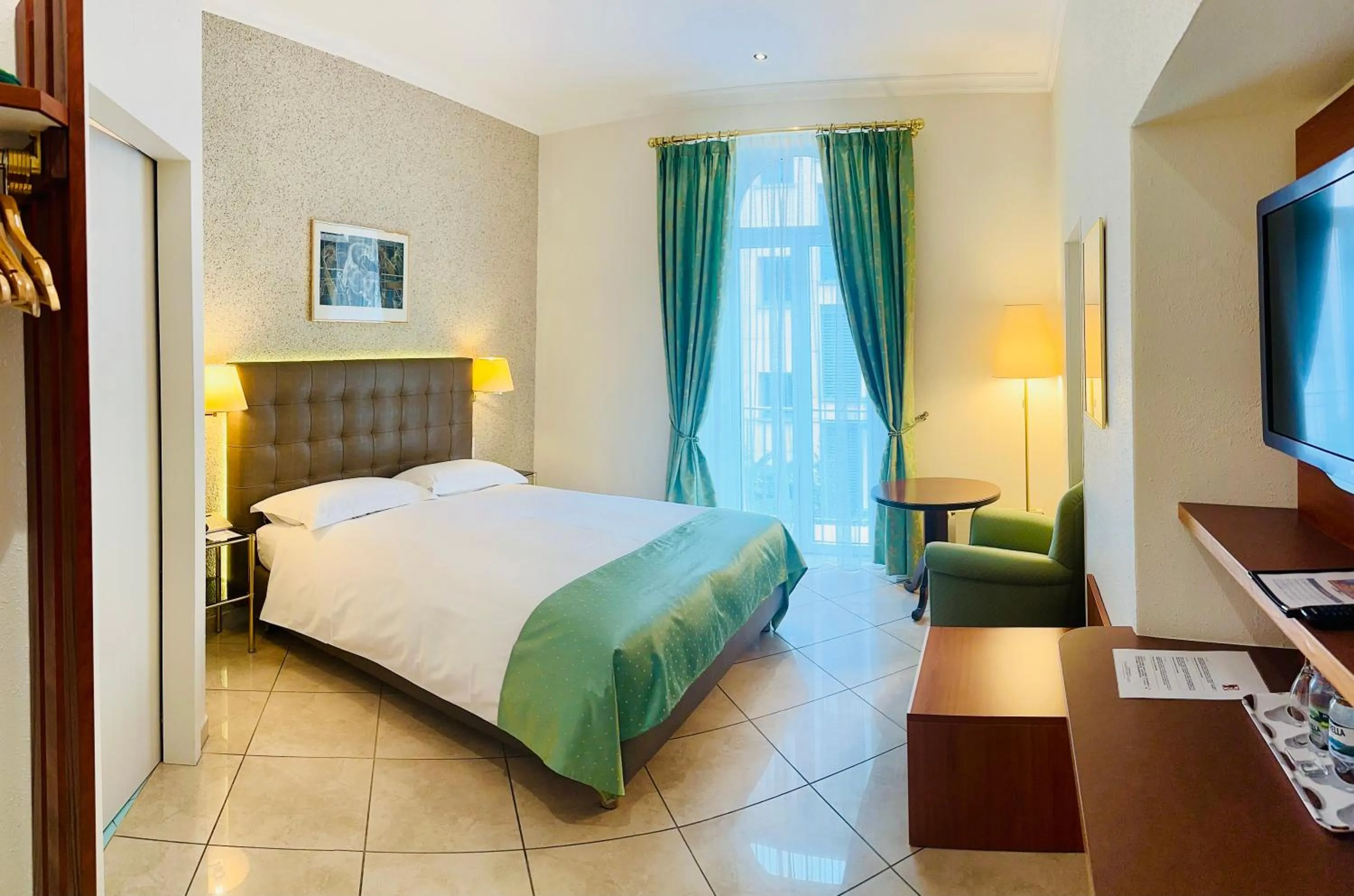 Bed in Best Western Hotel Bellevue au Lac