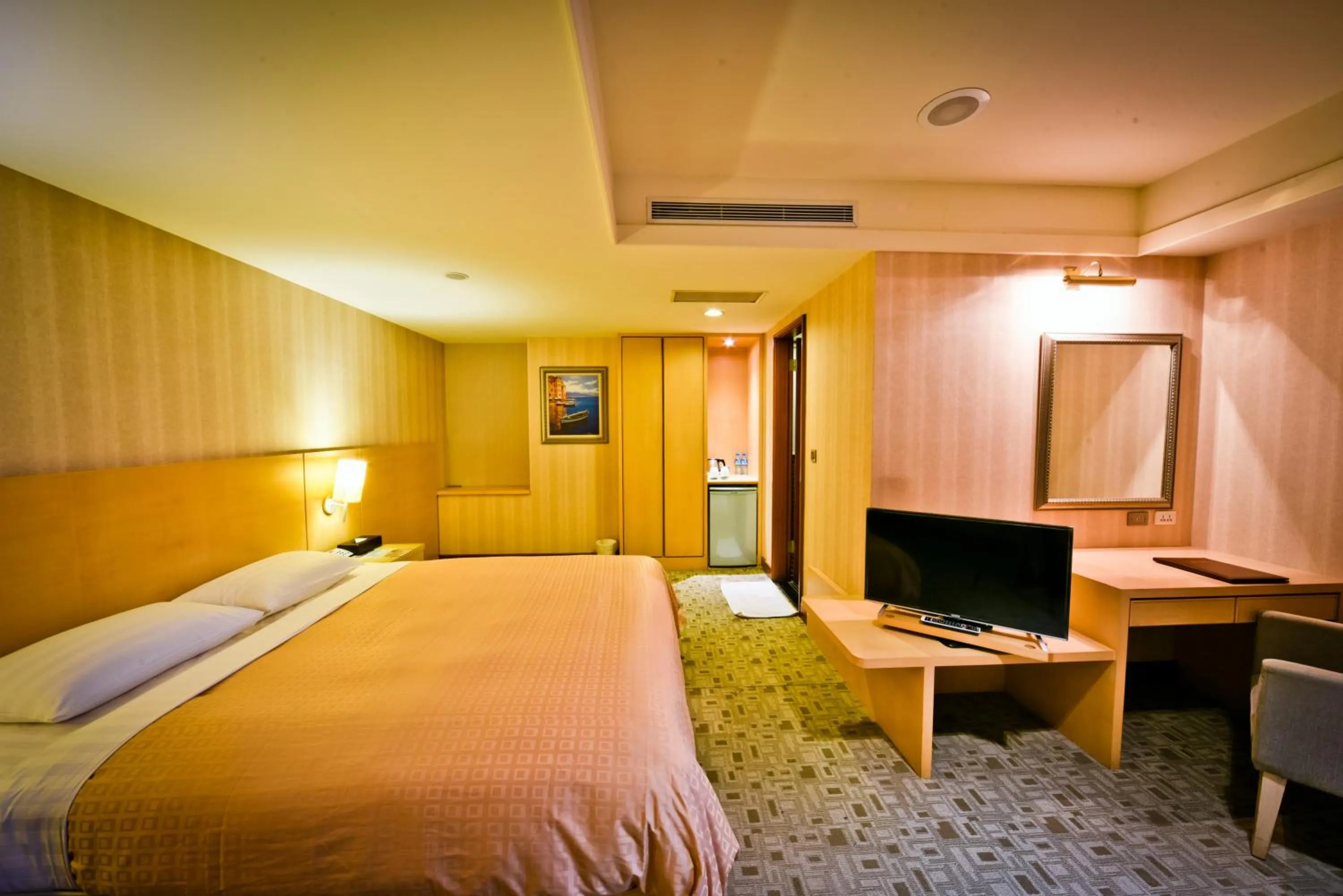 Photo of the whole room, Bed in Sunrise Business Hotel - Tamsui