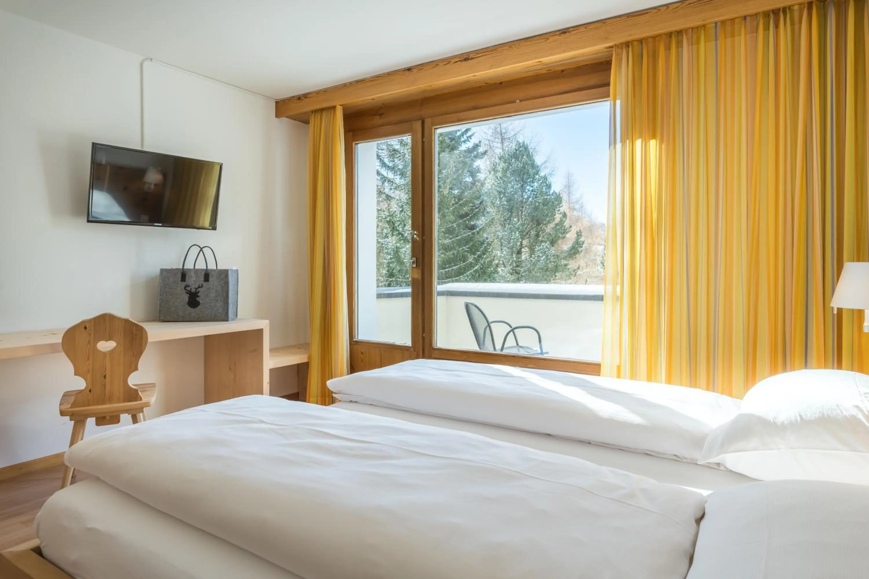 Bed in Hotel Chesa Surlej