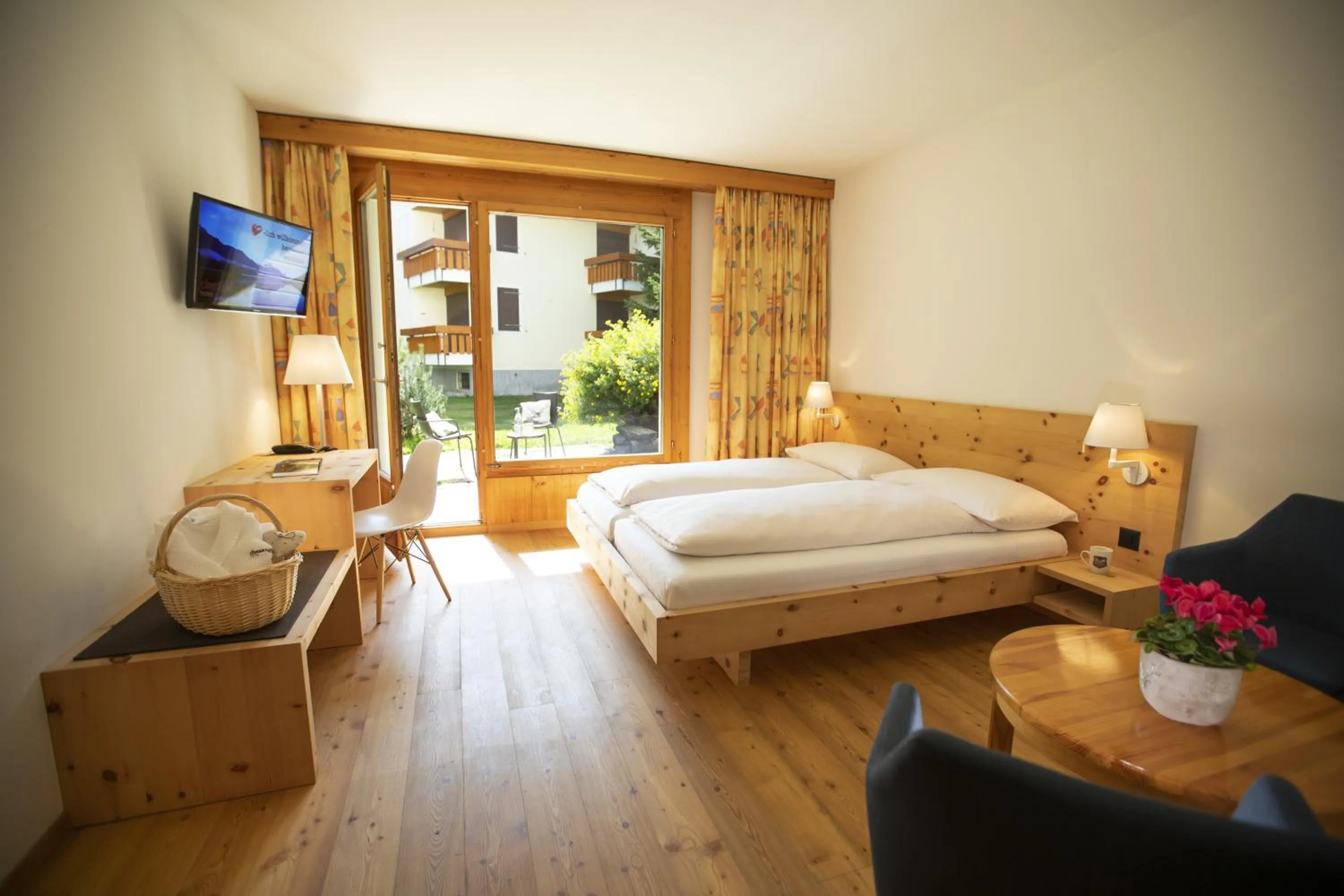 Photo of the whole room, Bed in Hotel Chesa Surlej