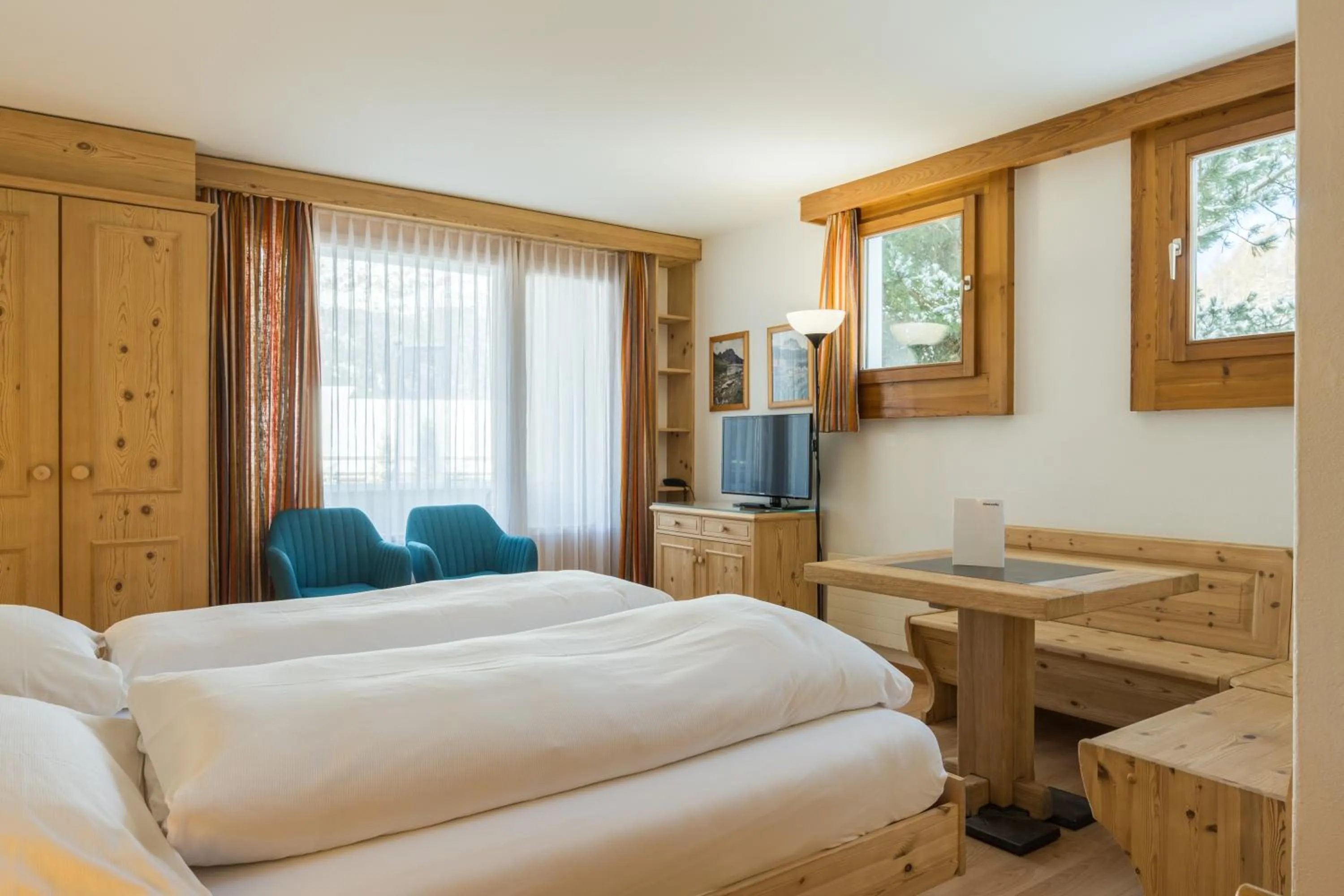 Bed in Hotel Chesa Surlej