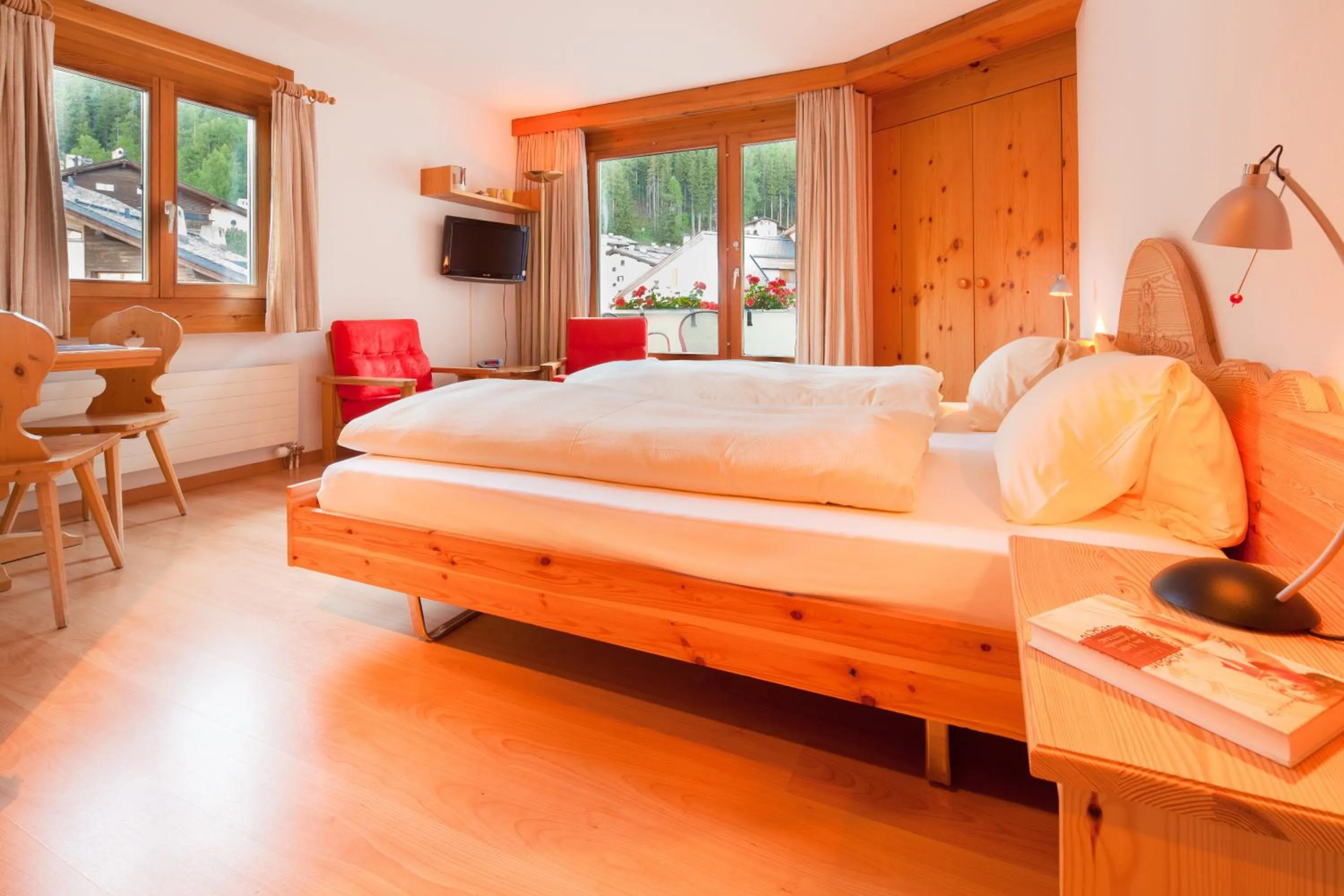 Bed in Hotel Chesa Surlej