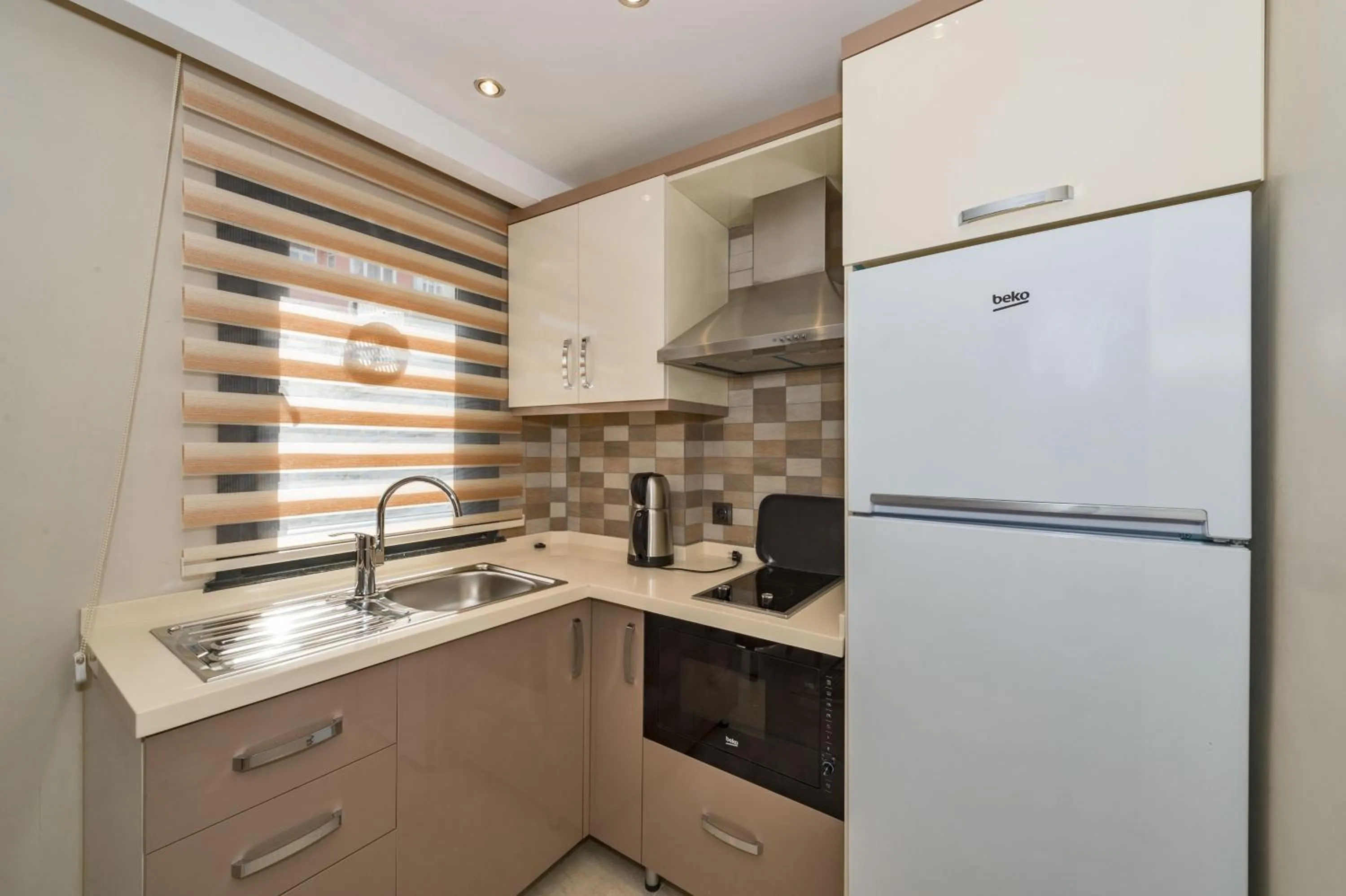 Kitchen or kitchenette in Gen Suites