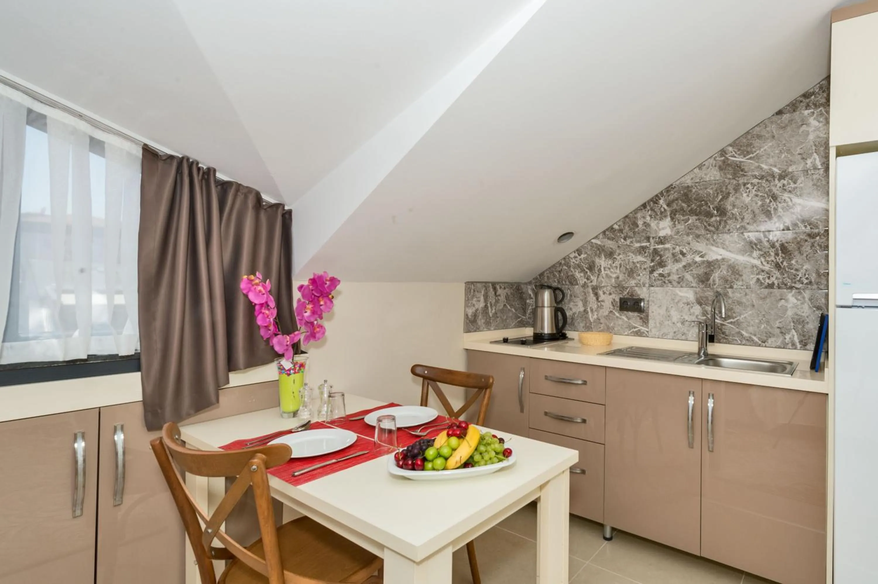 Kitchen or kitchenette in Gen Suites