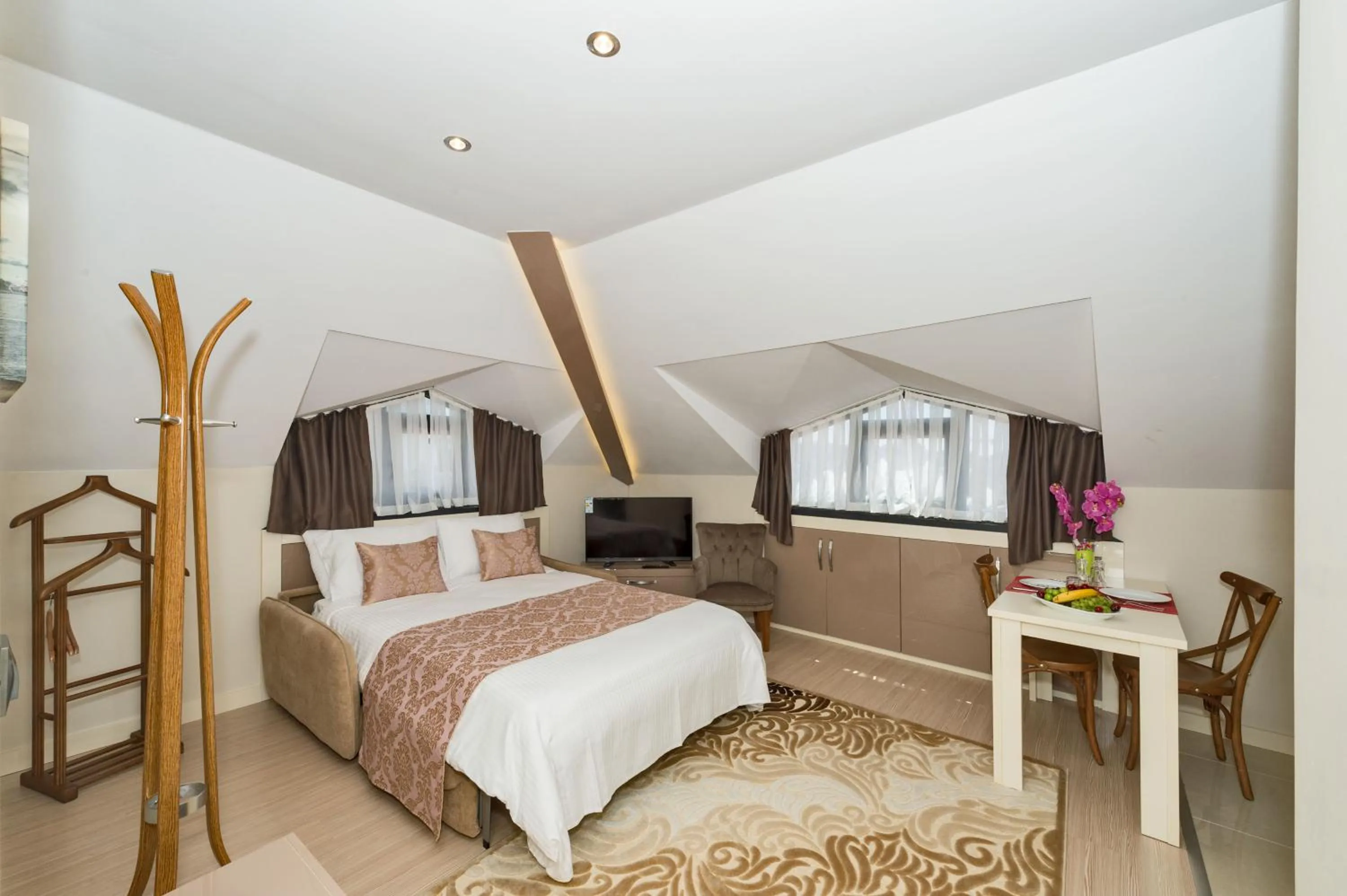 Seating area, Bed in Gen Suites