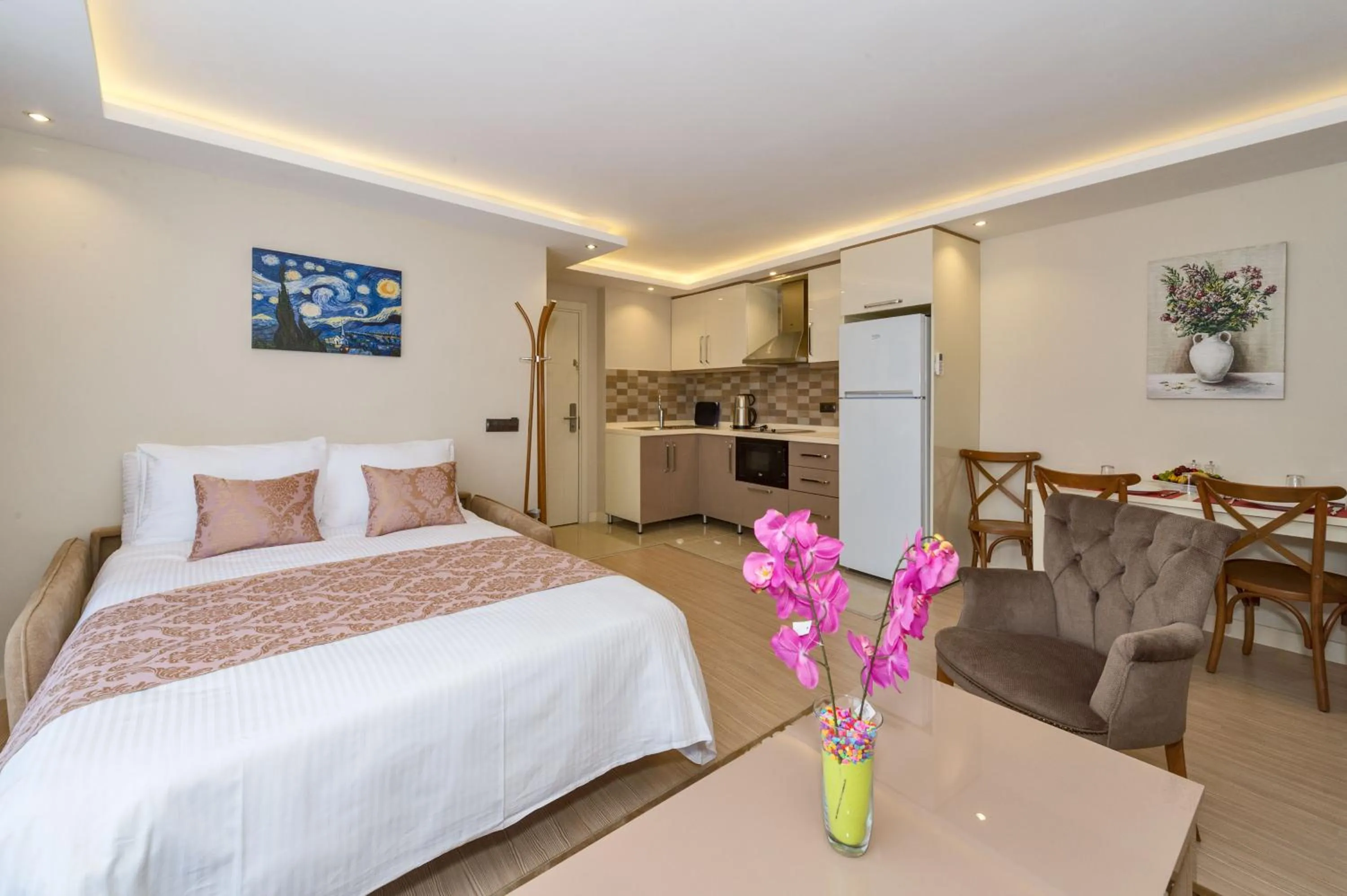 Kitchen or kitchenette, Bed in Gen Suites