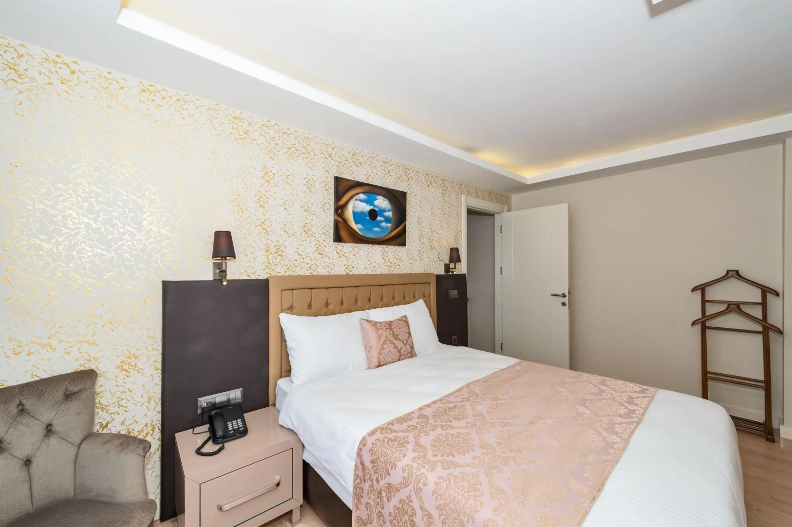 Bedroom, Bed in Gen Suites